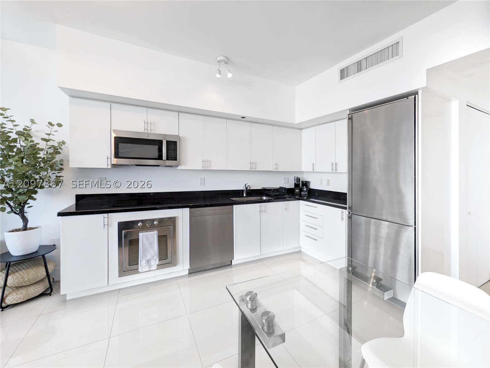 92 SW 3rd St #1908, Miami FL 33130