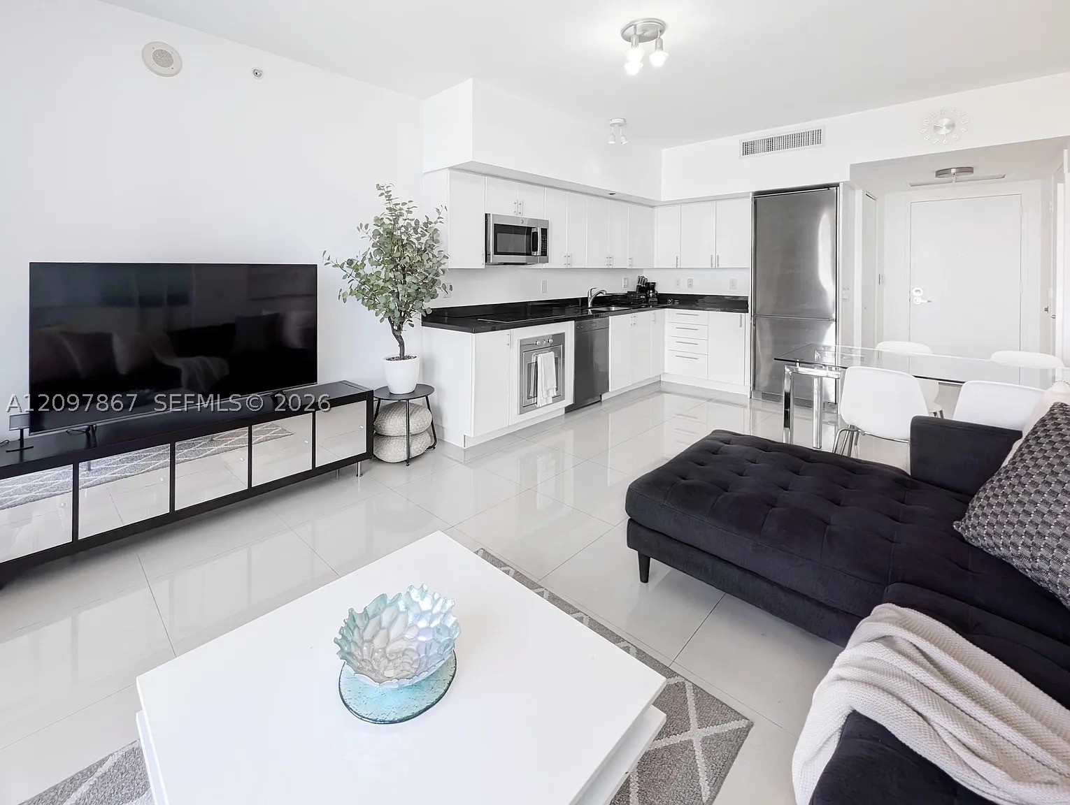92 SW 3rd St #1908, Miami FL 33130