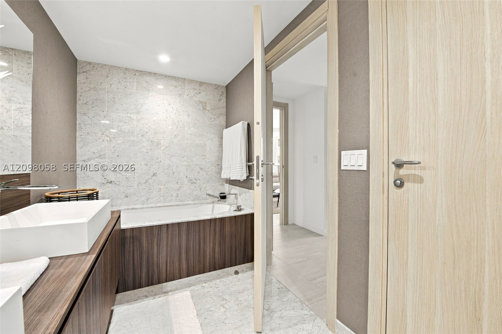 1000 Brickell Plz #3401, Miami FL 33131