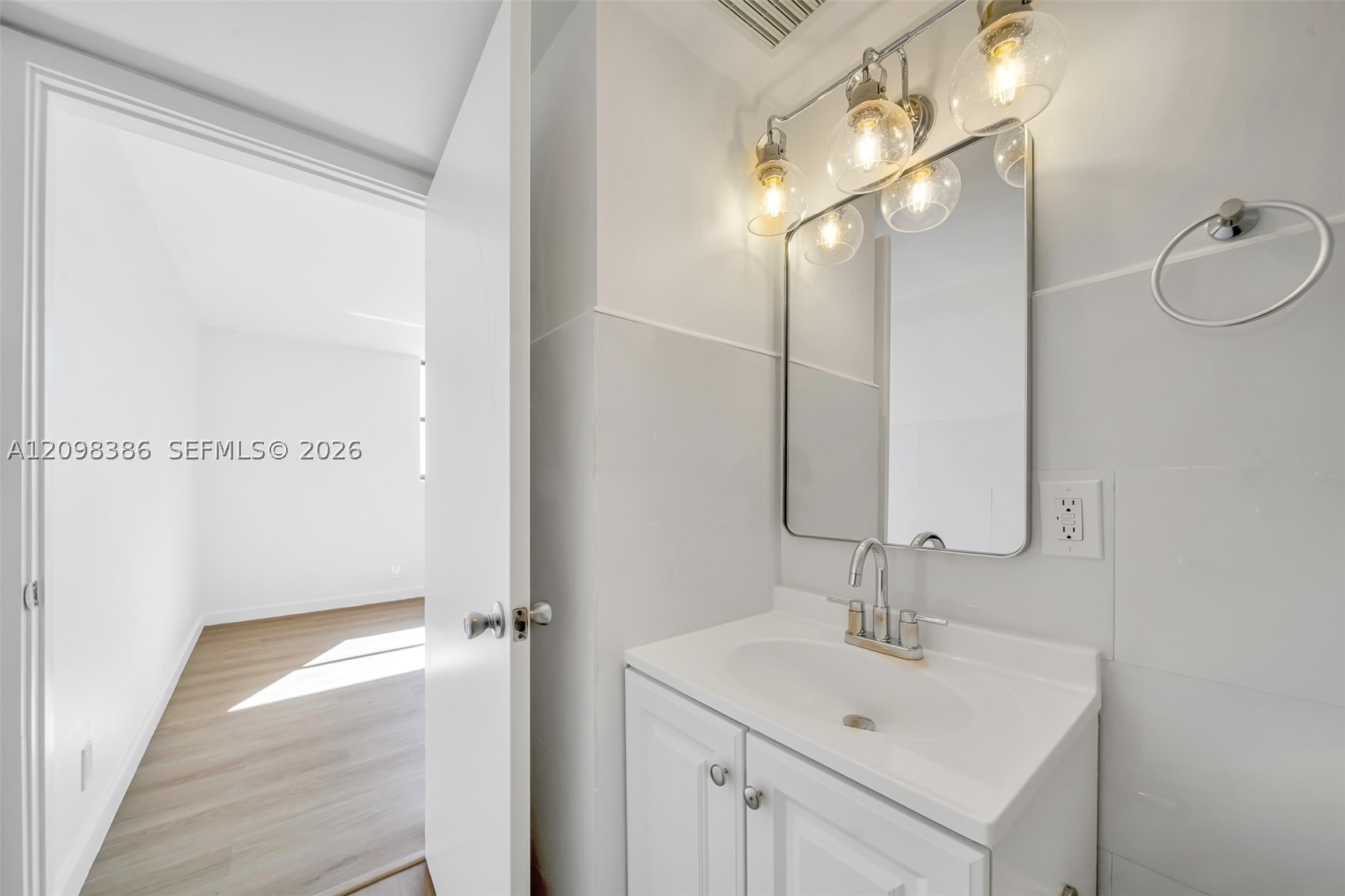 501 SW 1st St #502, Miami FL 33130