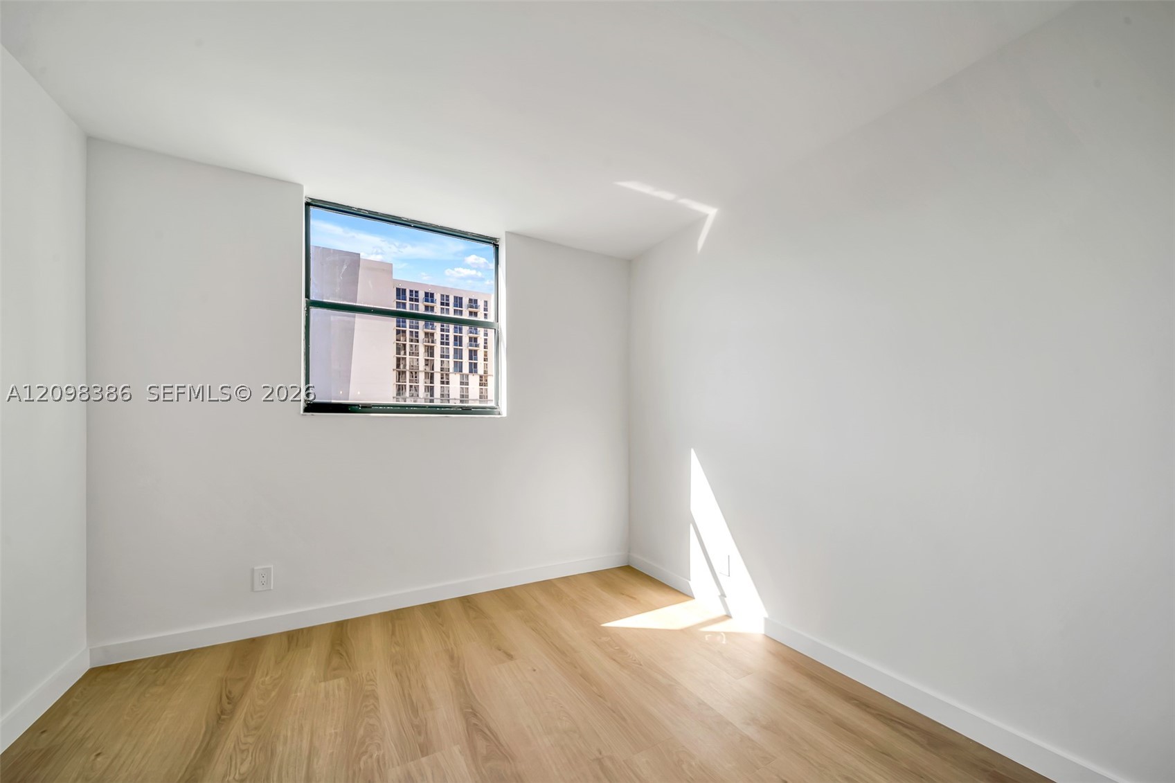 501 SW 1st St #502, Miami FL 33130