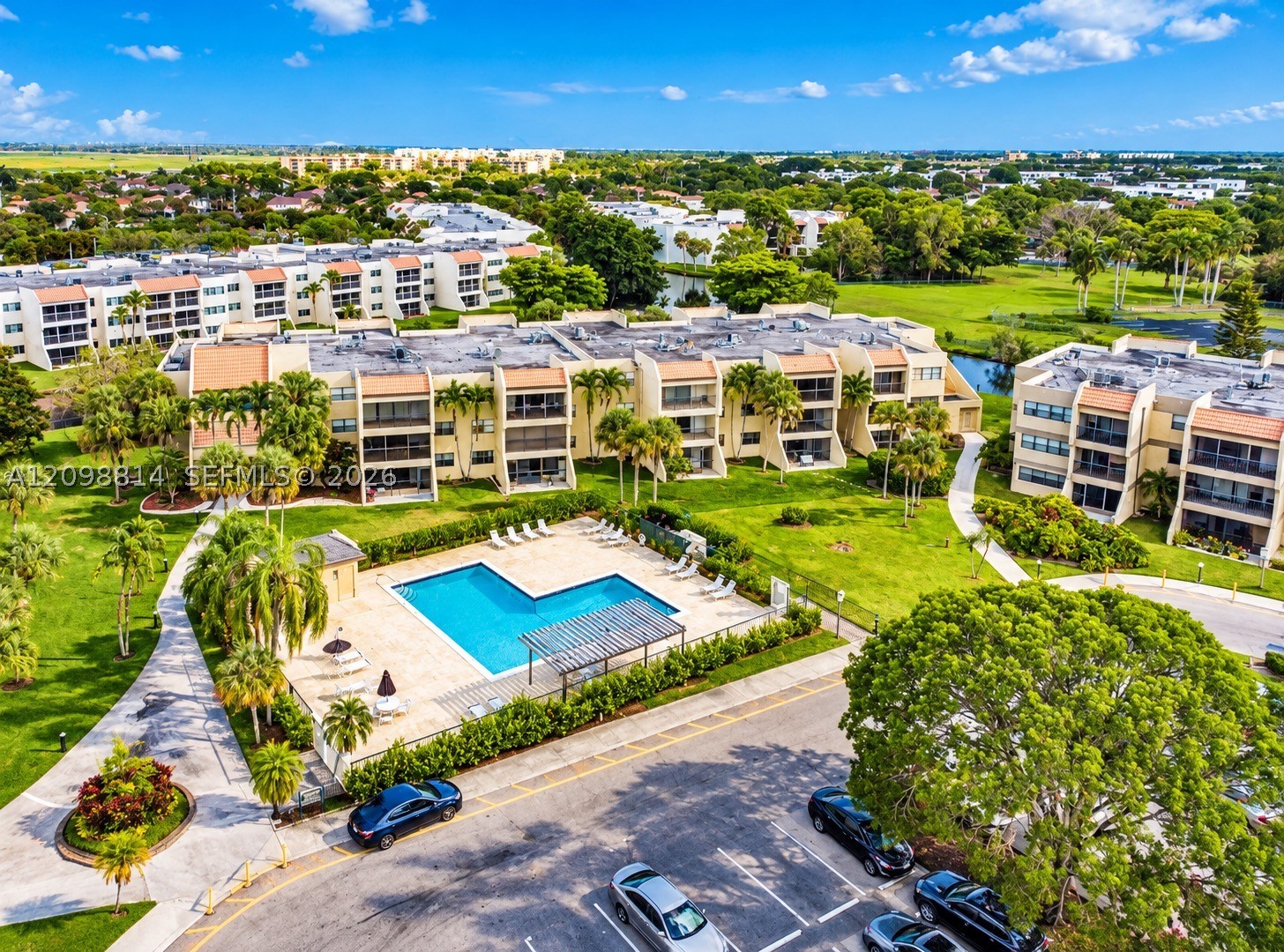 341 Lakeview Dr #104, Weston FL 33326