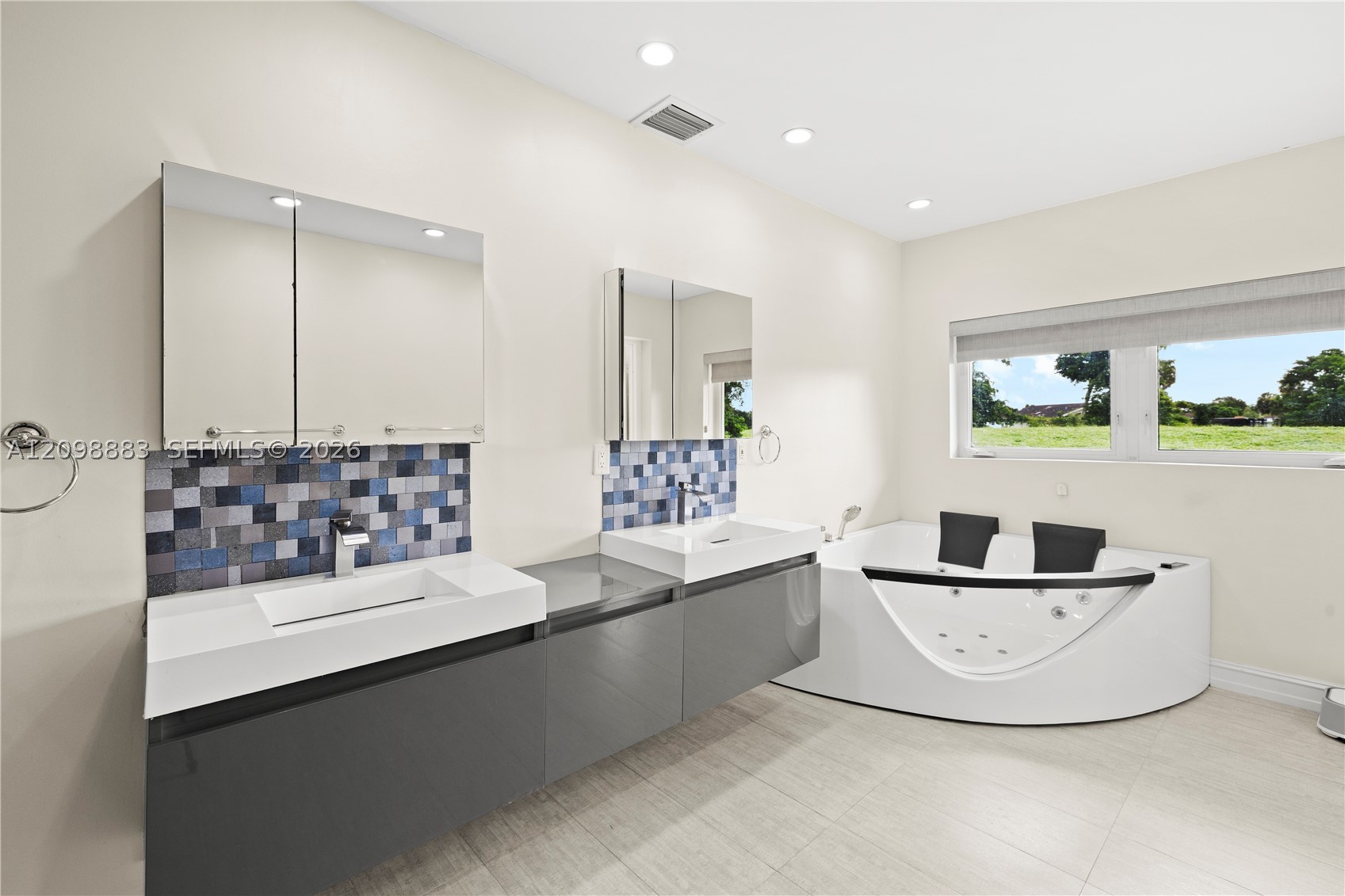6204 Jacaranda Cir, Tamarac FL 33319