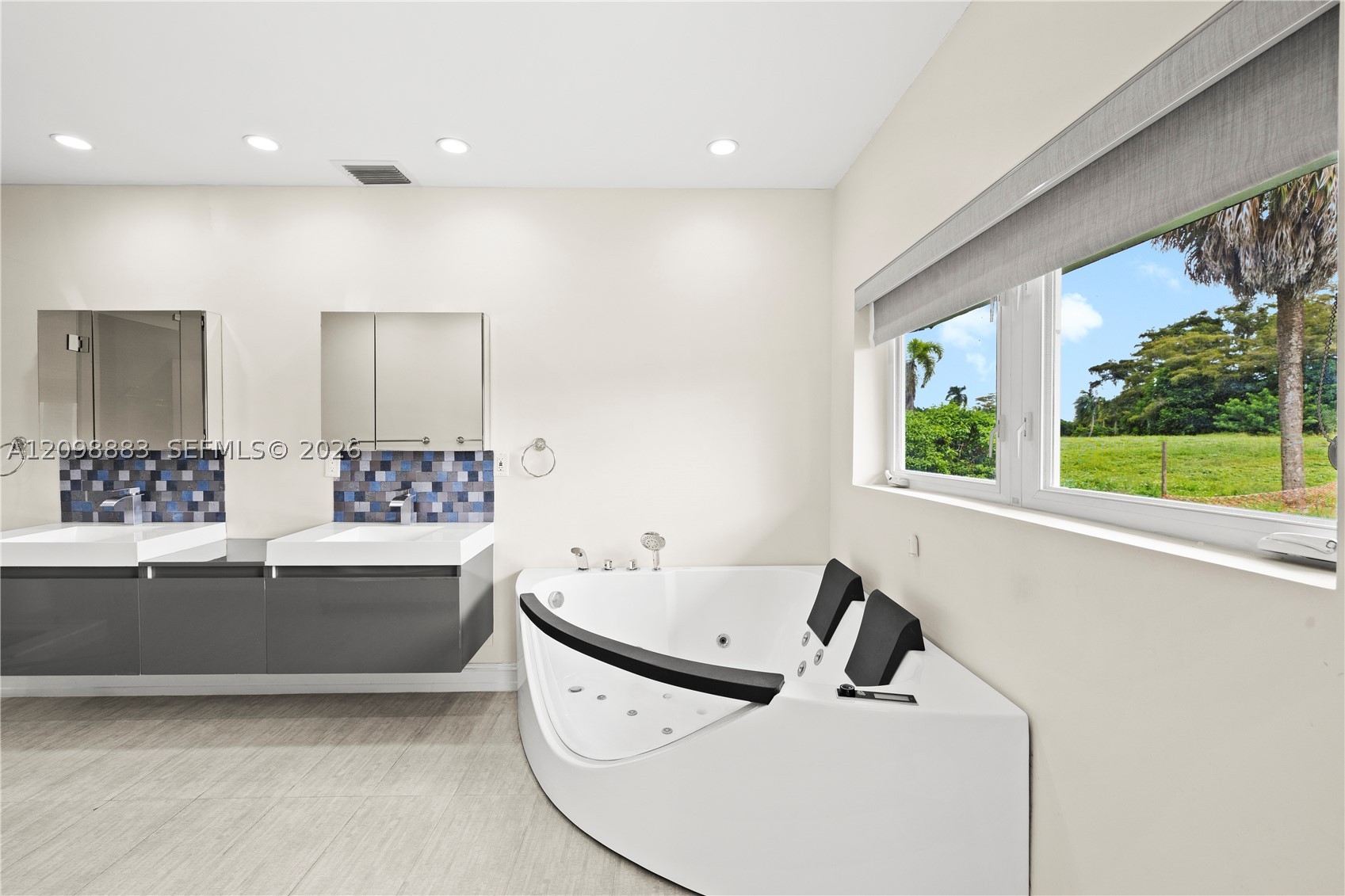 6204 Jacaranda Cir, Tamarac FL 33319