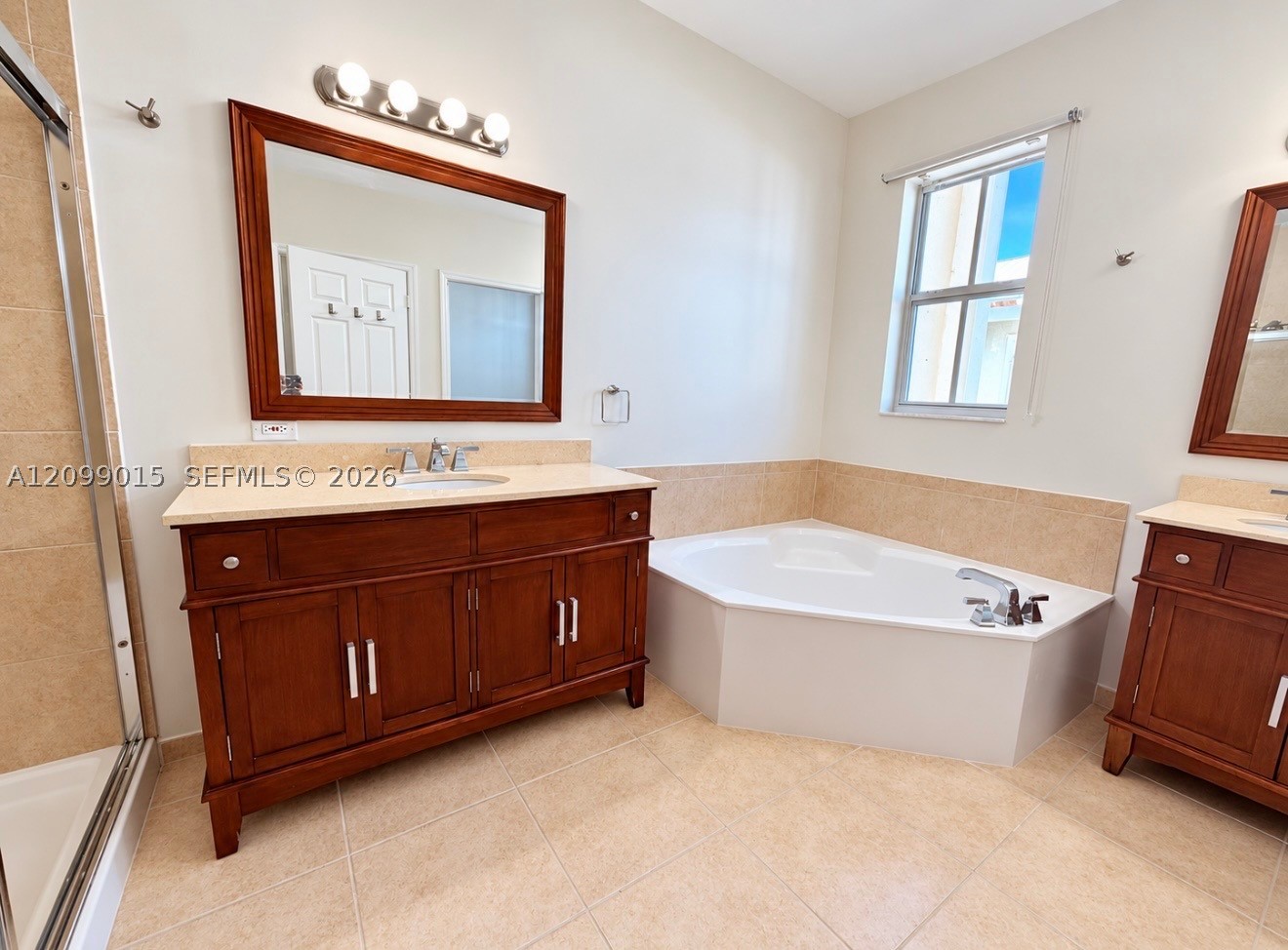 10711 NW 75th Ln, Doral FL 33178