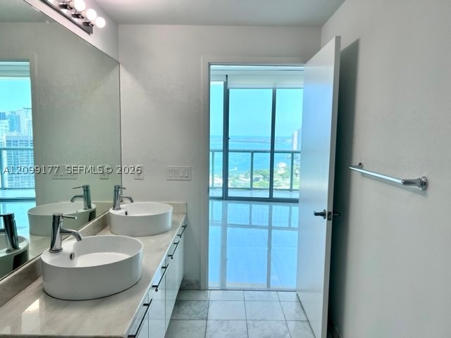 888 Biscayne Blvd #3703, Miami FL 33132