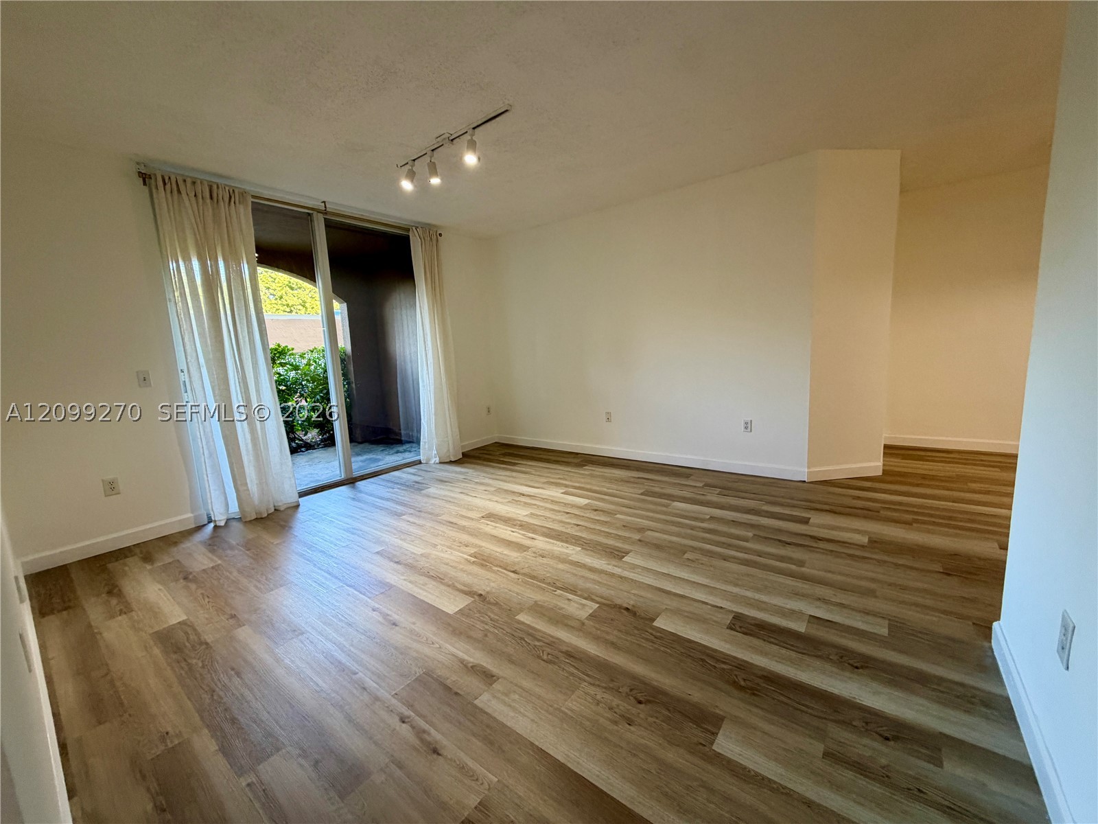19901 E Country Club Dr #2103, Aventura FL 33180