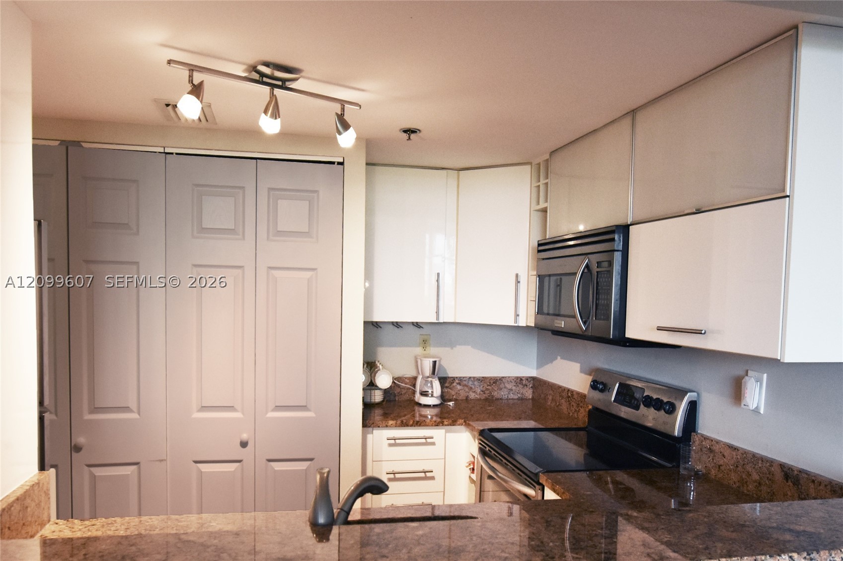 540 BRICKELL KEY DR #902, Miami FL 33131