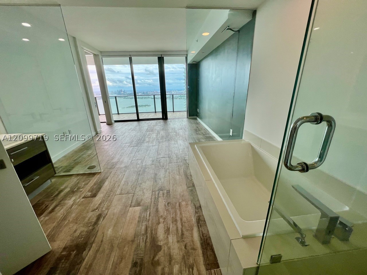 650 NE 32nd St #4802, Miami FL 33137