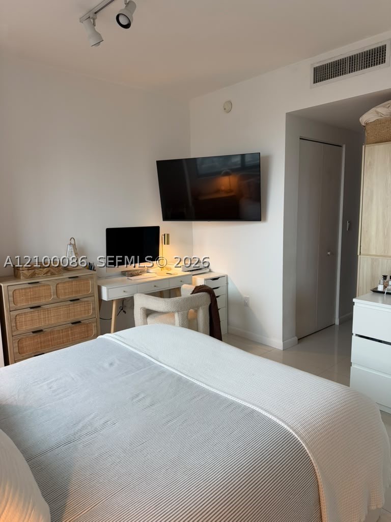 92 SW 3rd St #4009, Miami FL 33130
