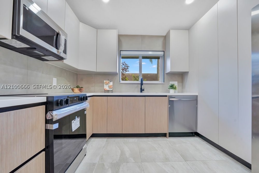 8201 NW 52nd St, Lauderhill FL 33351