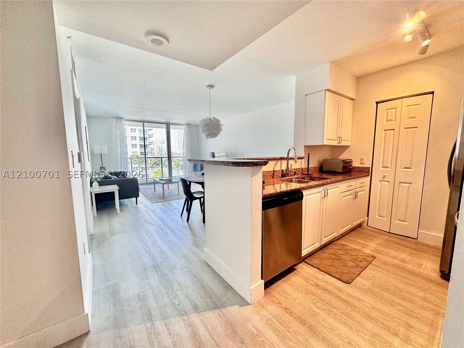 1155 Brickell Bay Dr #906, Miami FL 33131