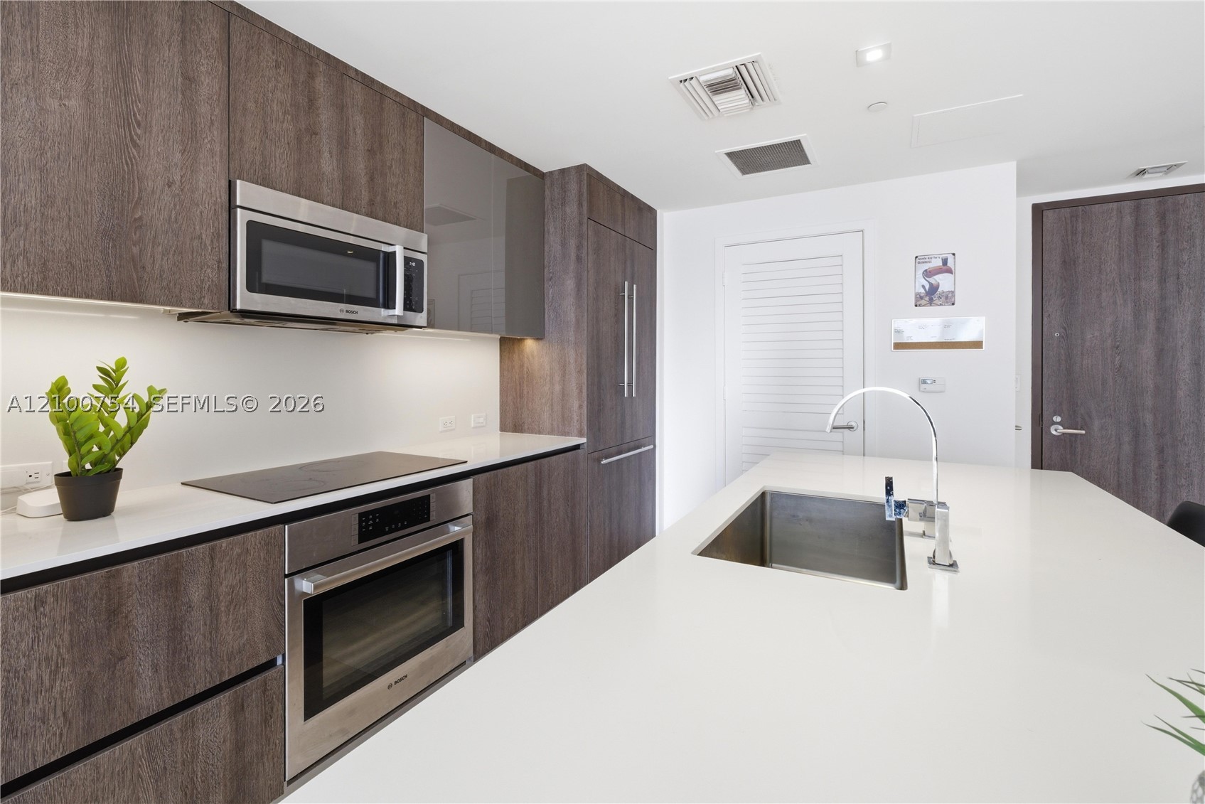 68 SE 6th St #1106, Miami FL 33131