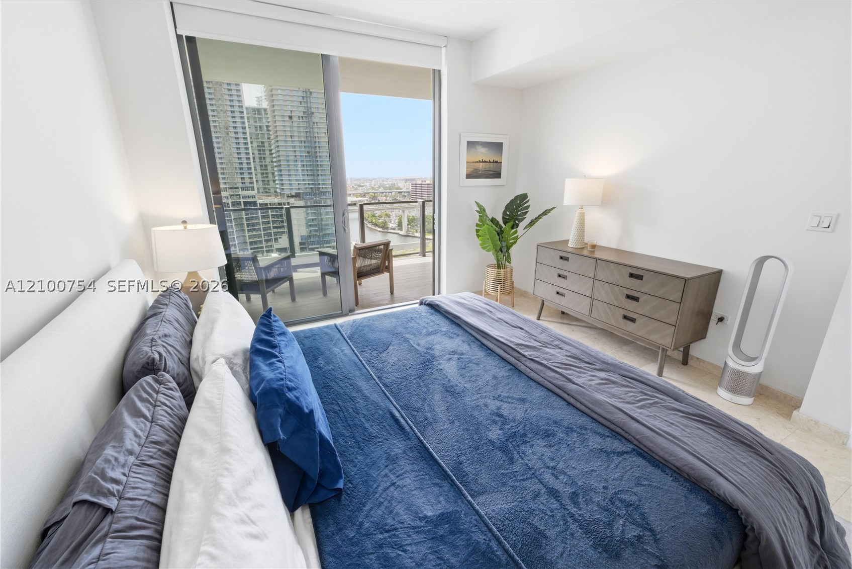 68 SE 6th St #1106, Miami FL 33131