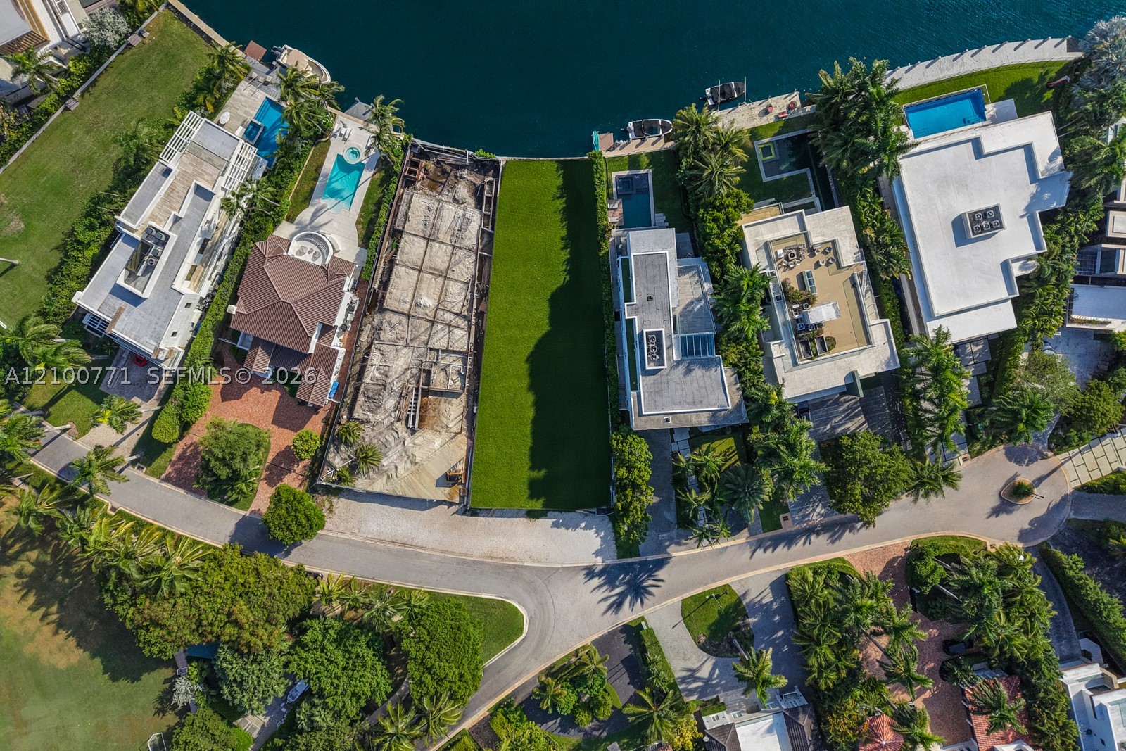476 N Parkway Pkwy, Golden Beach FL 33160