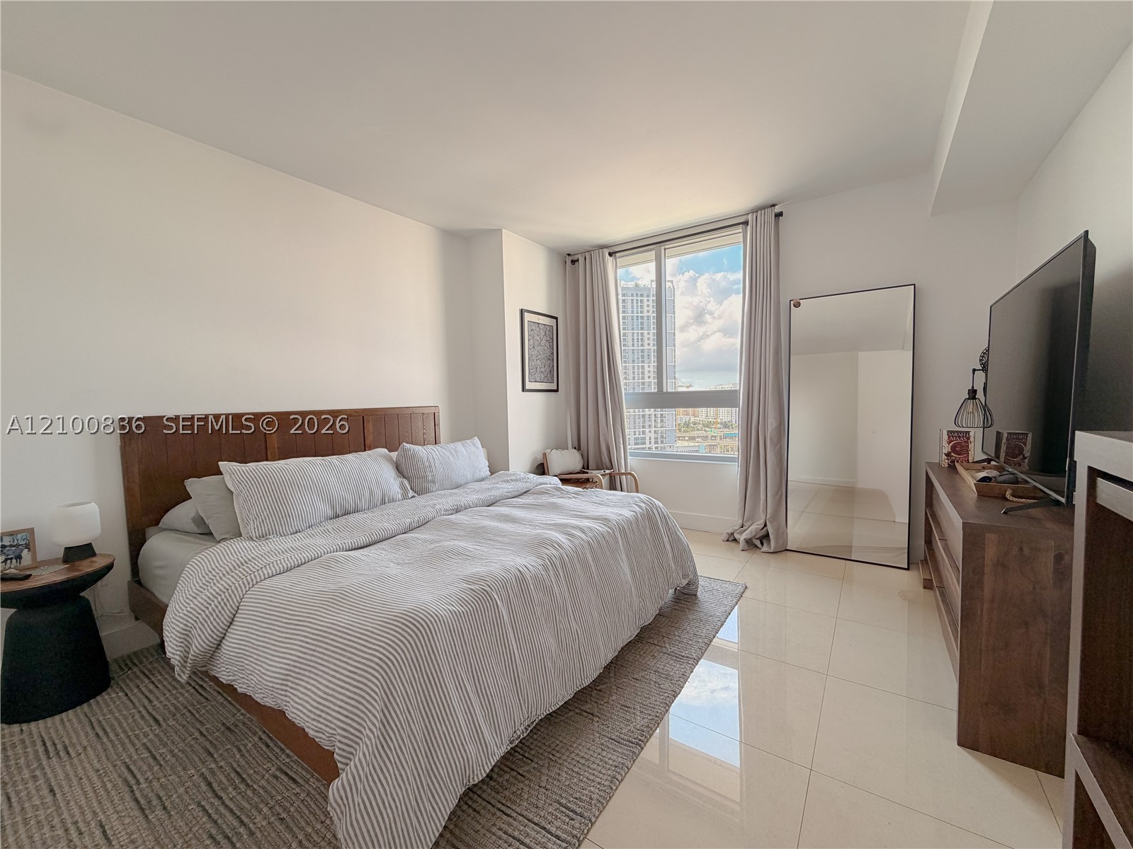 90 SW 3rd St #1910, Miami FL 33130