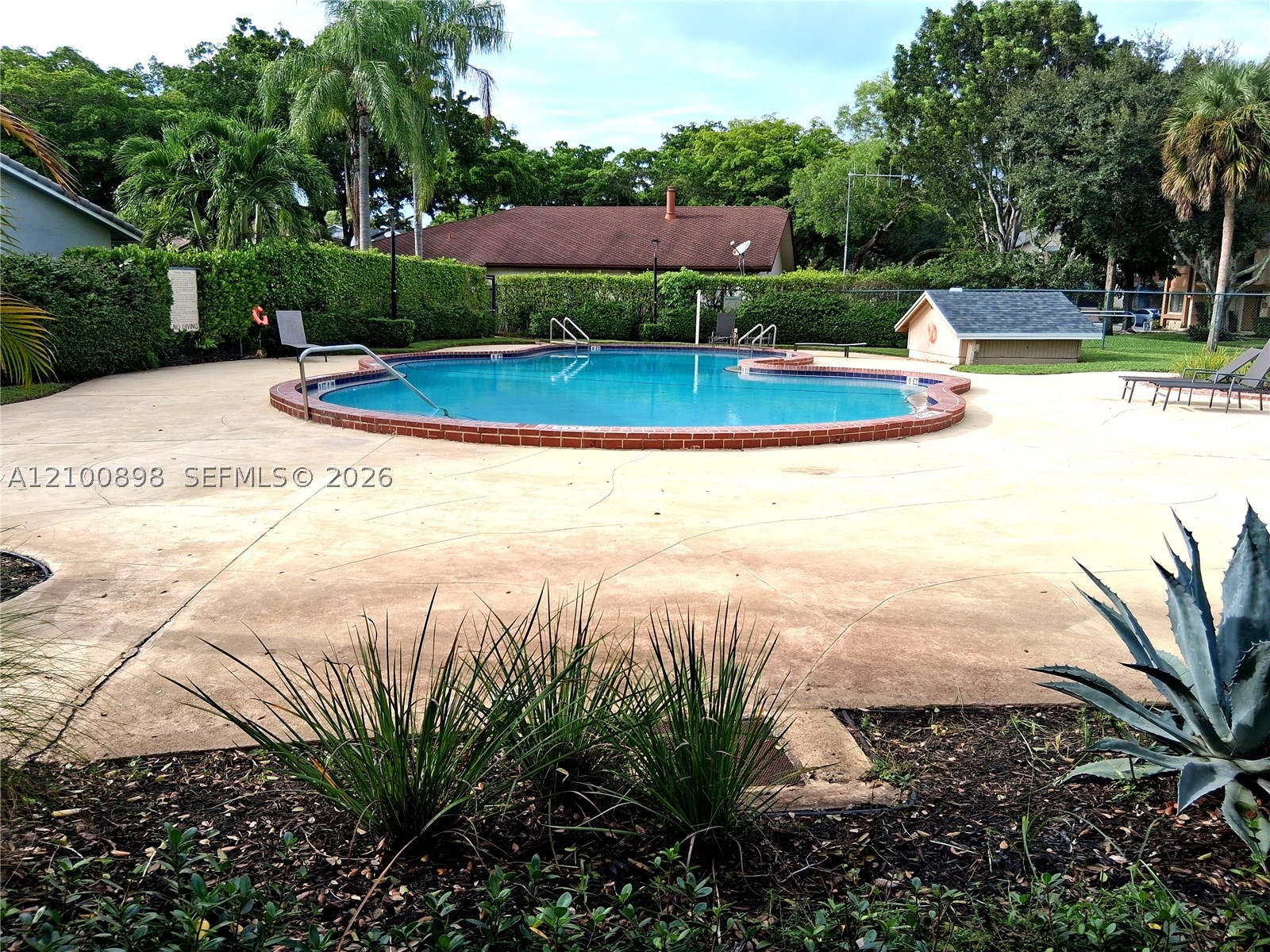 108 Wimbledon Lake Dr, Plantation FL 33324