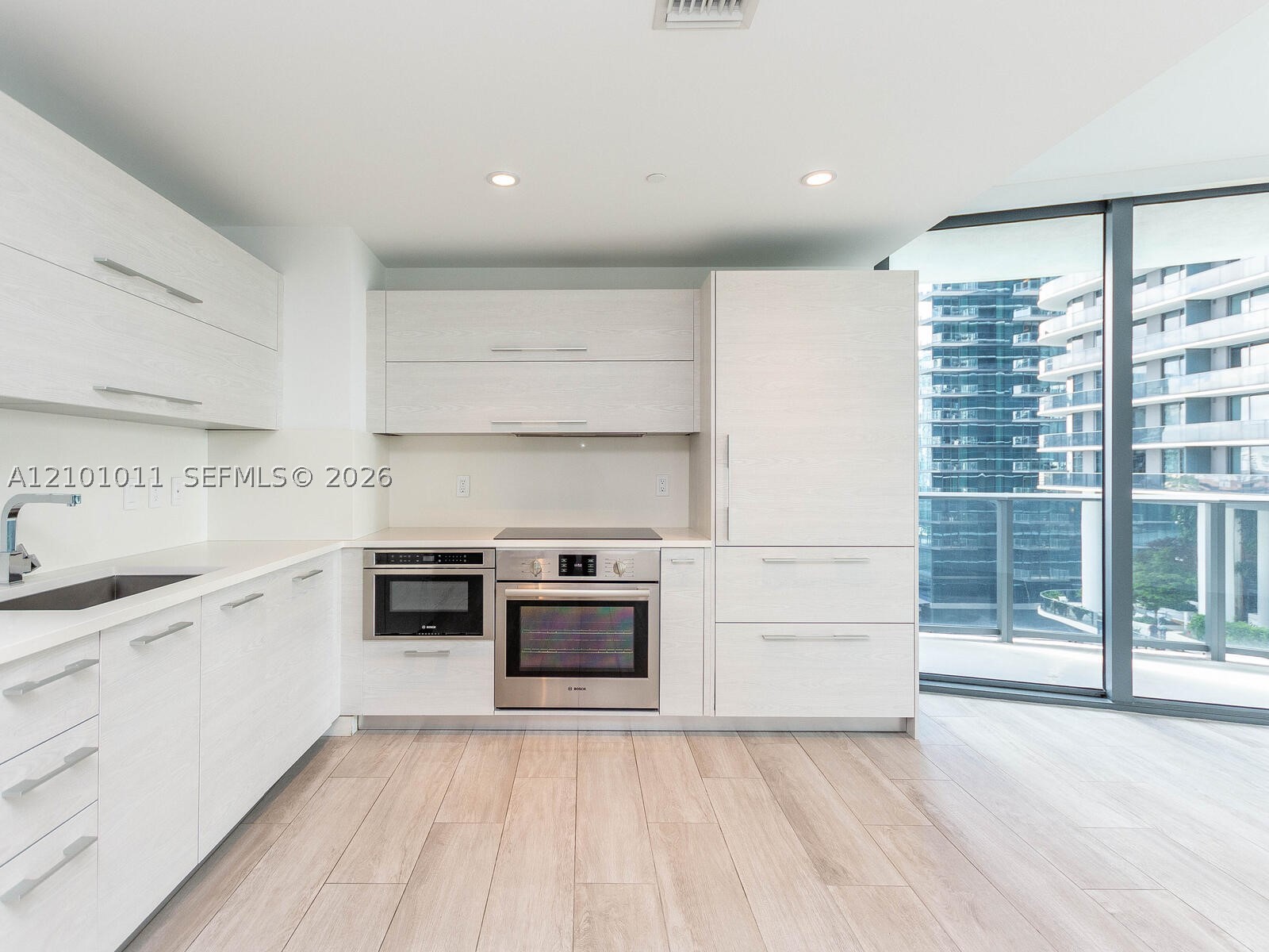 45 SW 9th St #1201, Miami FL 33130
