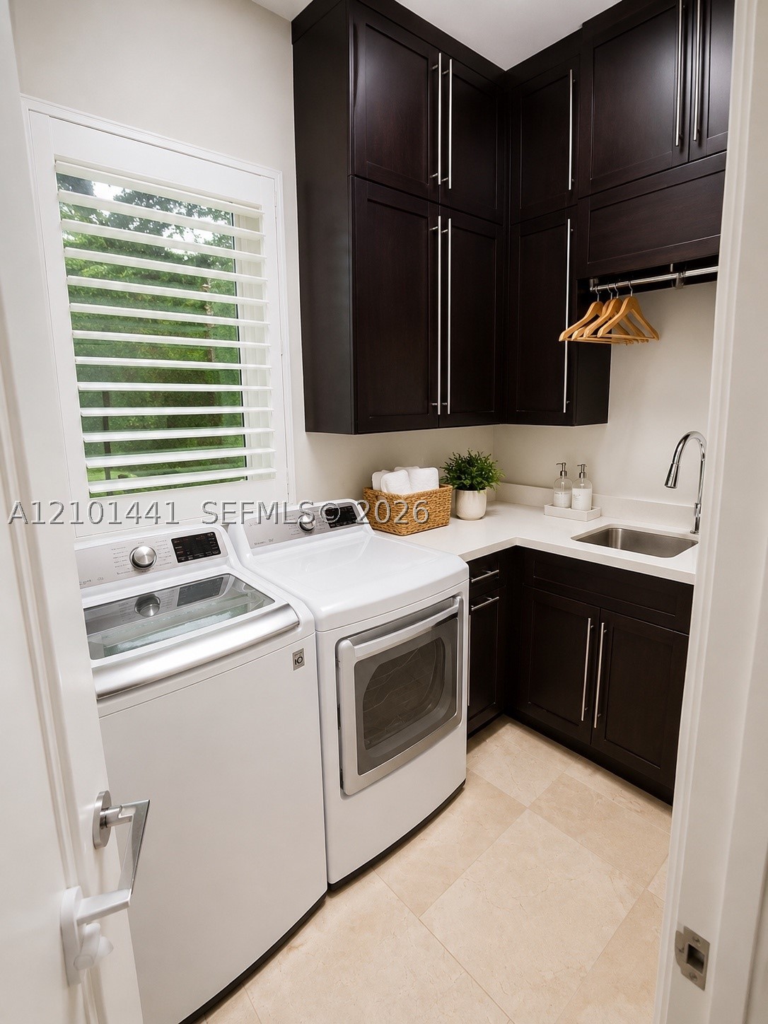 560 Coconut Palm Ter, Plantation FL 33324