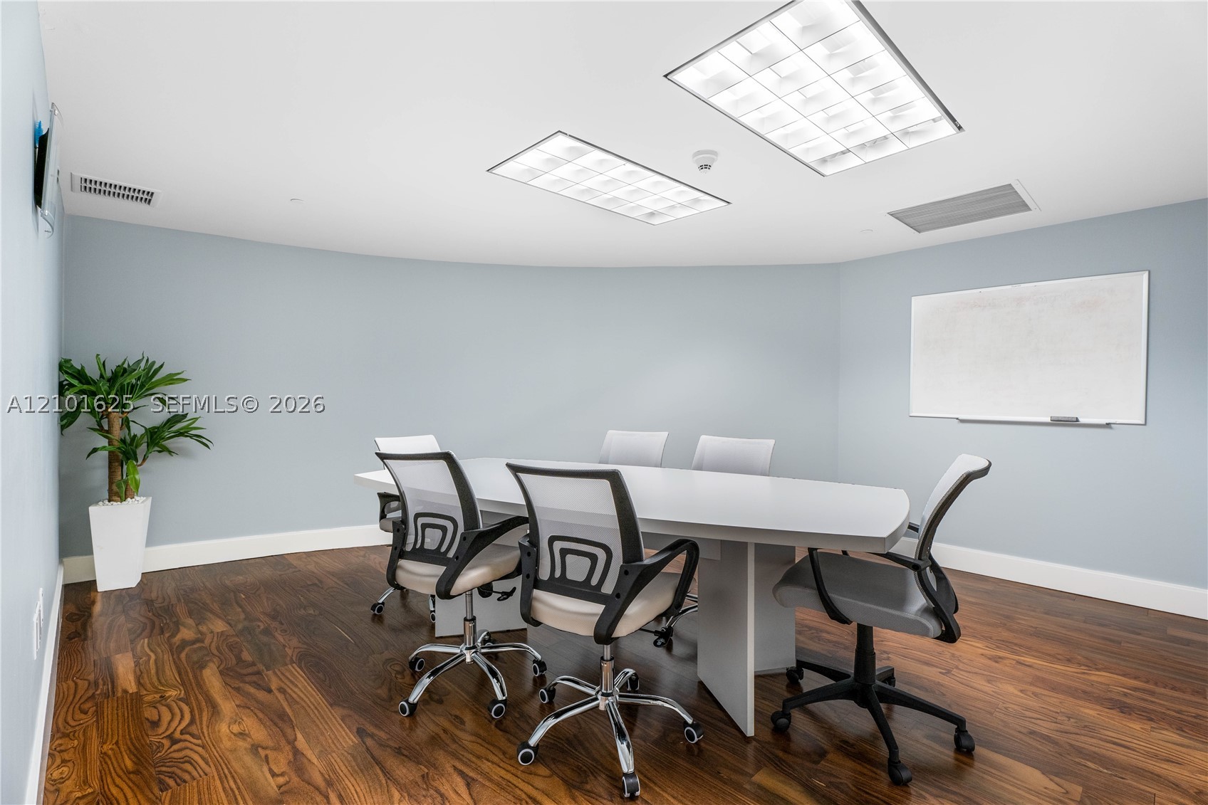 50 Biscayne Blvd #811, Miami FL 33132