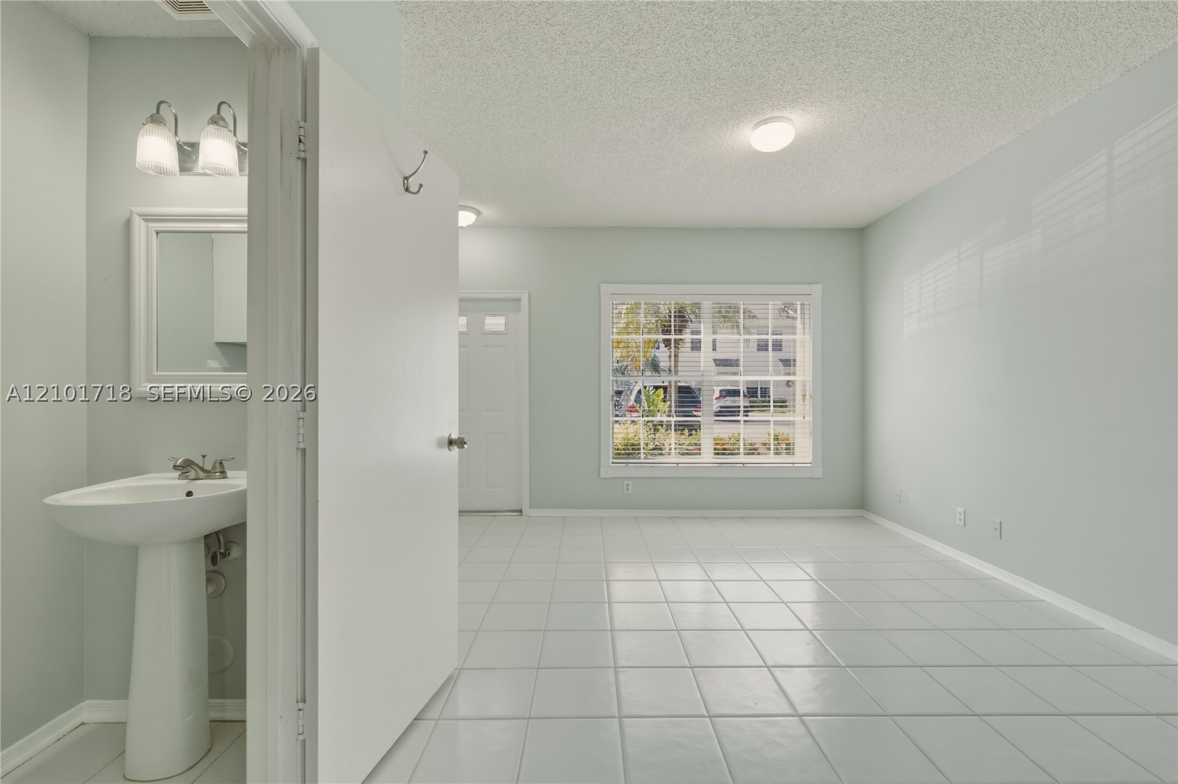 16679 Hemingway Dr, Weston FL 33326