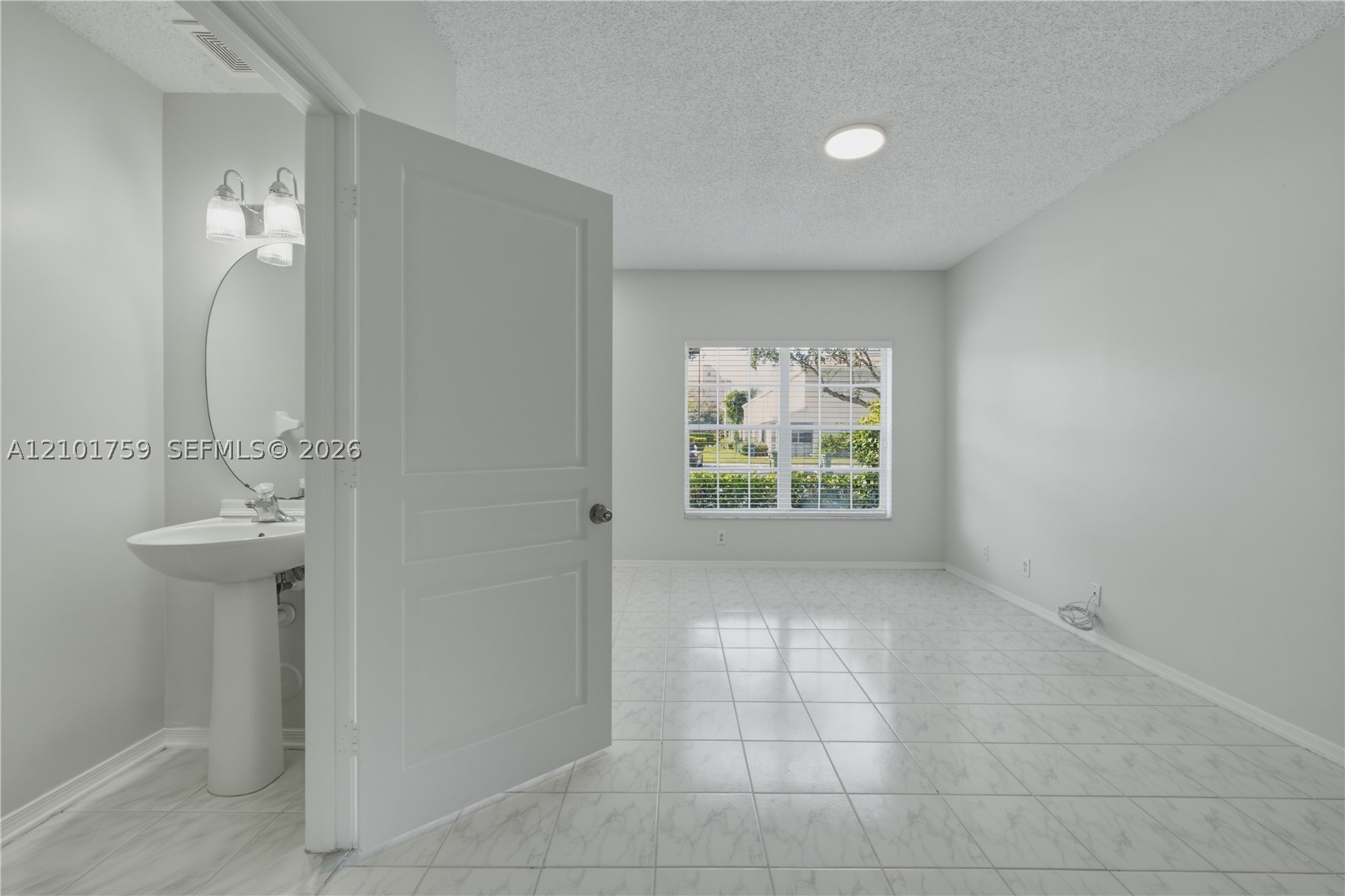16731 Hemingway Dr, Weston FL 33326