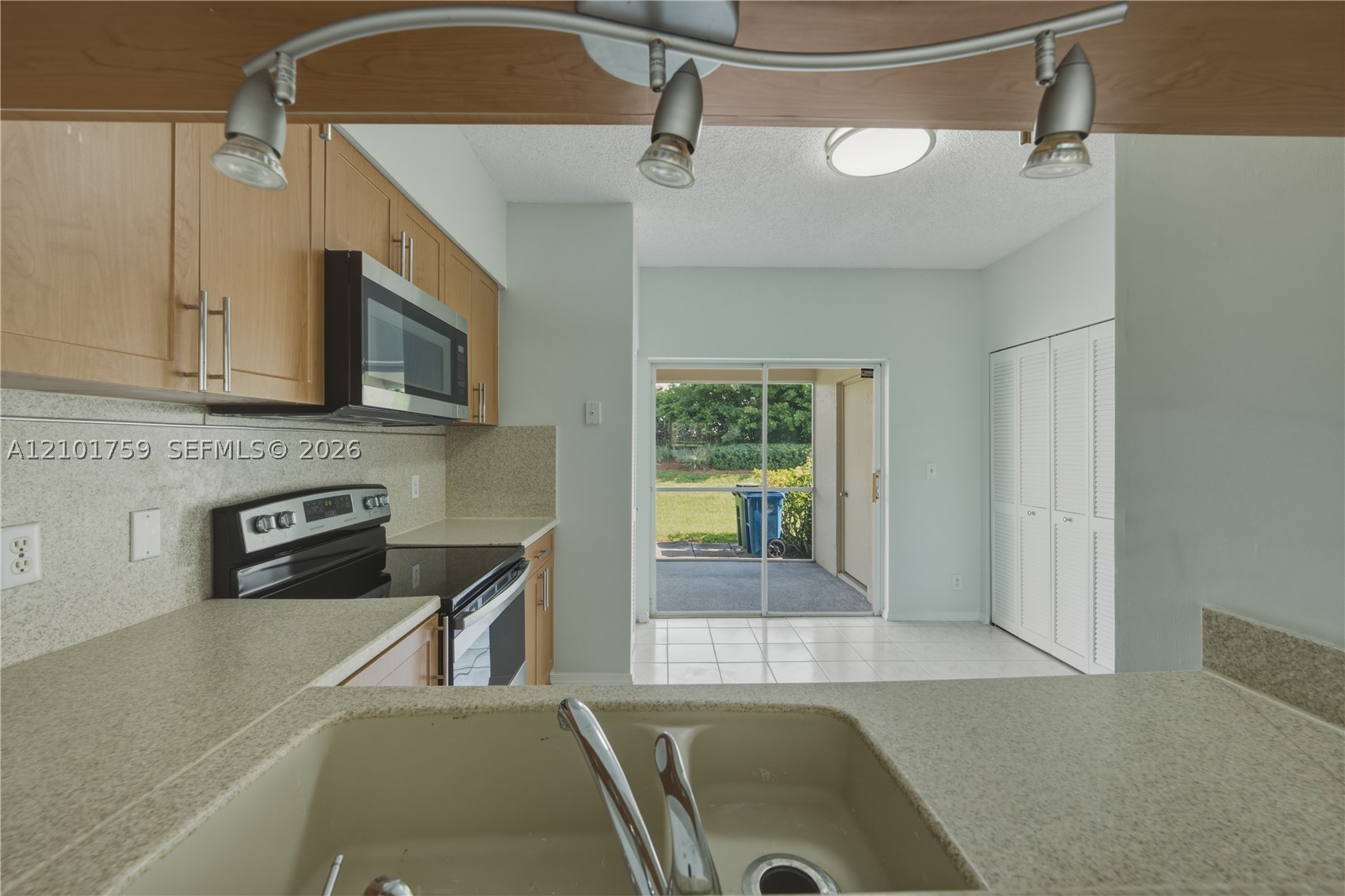 16731 Hemingway Dr, Weston FL 33326