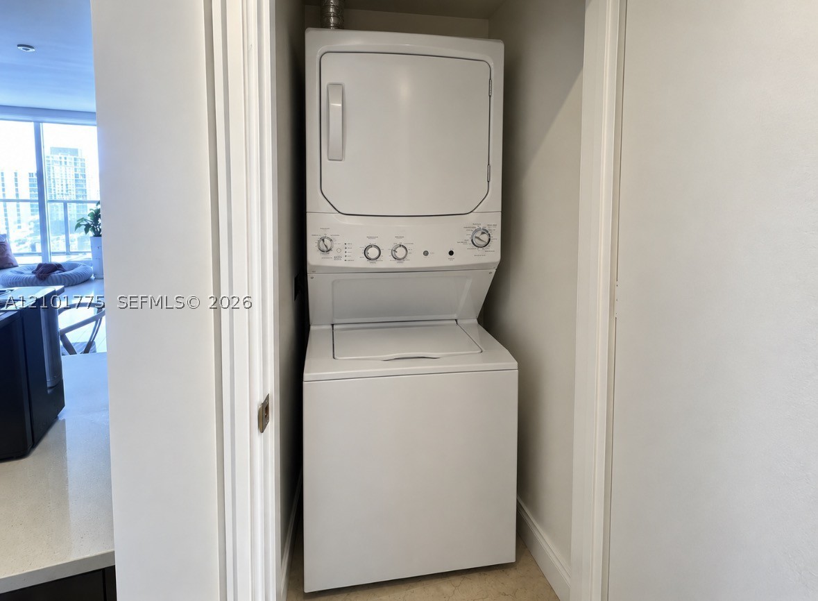 500 Brickell Ave #2405, Miami FL 33131