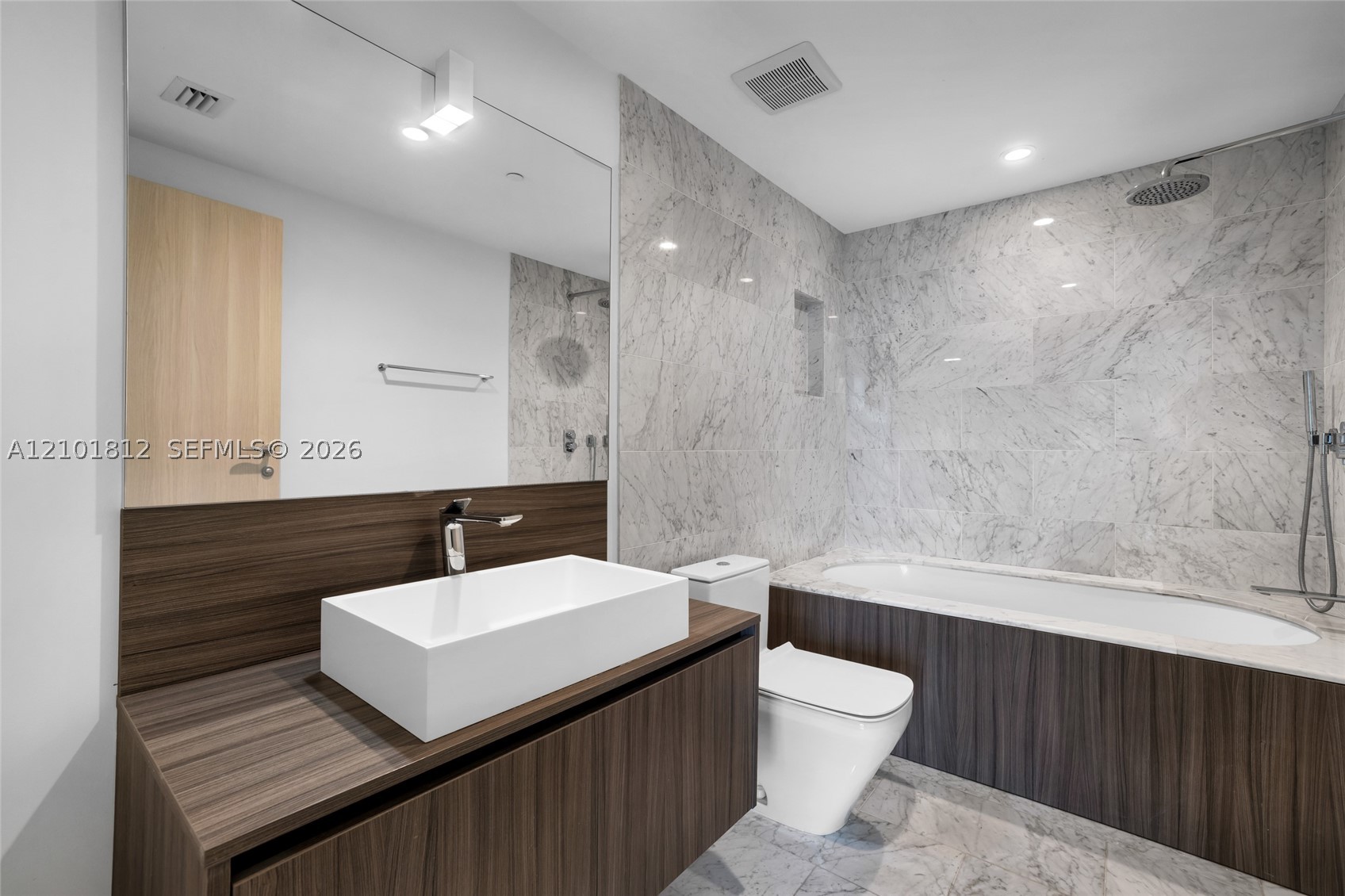 1000 Brickell Plz #3904, Miami FL 33131