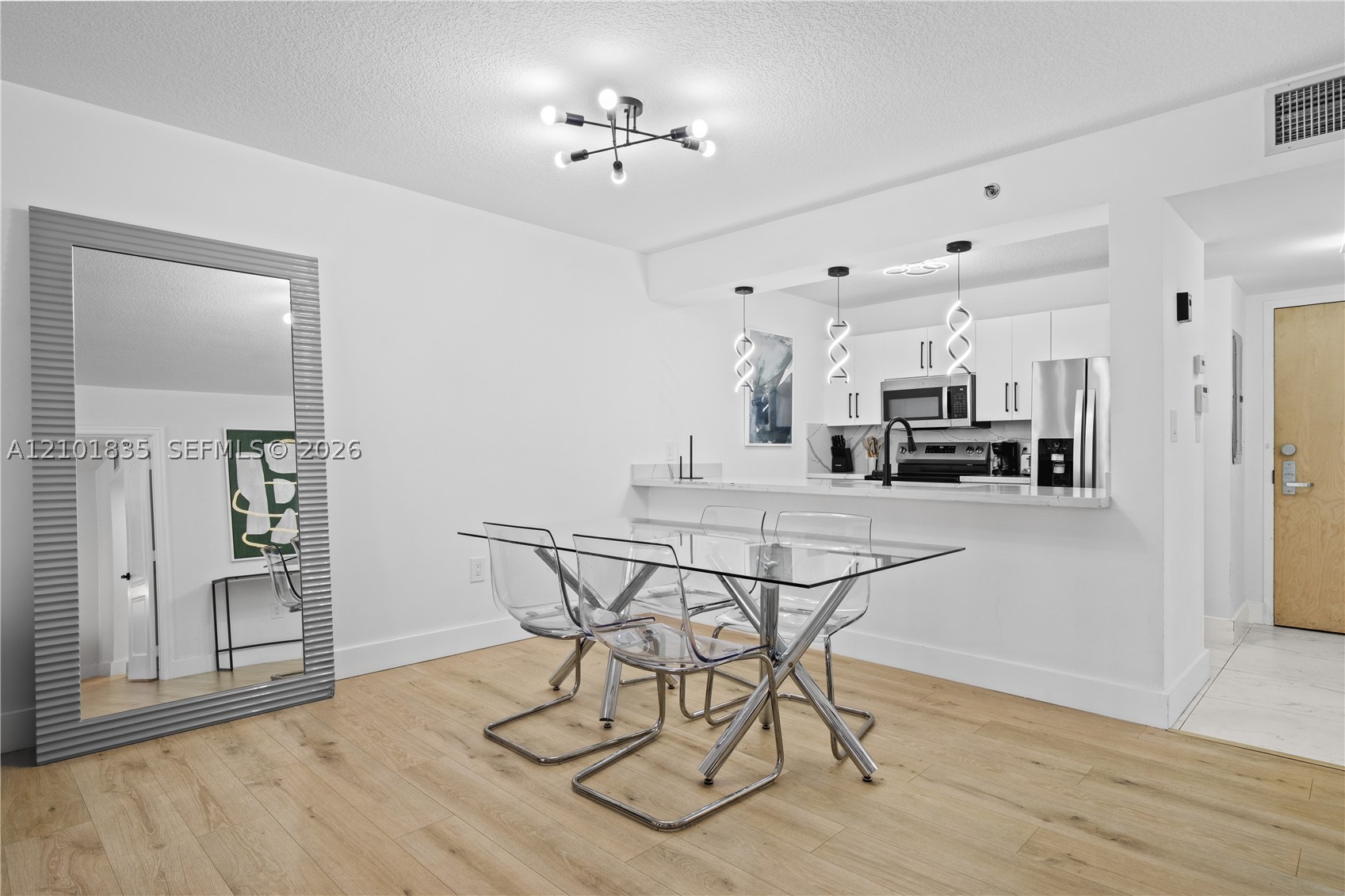 1200 Brickell Bay Dr #1907, Miami FL 33131