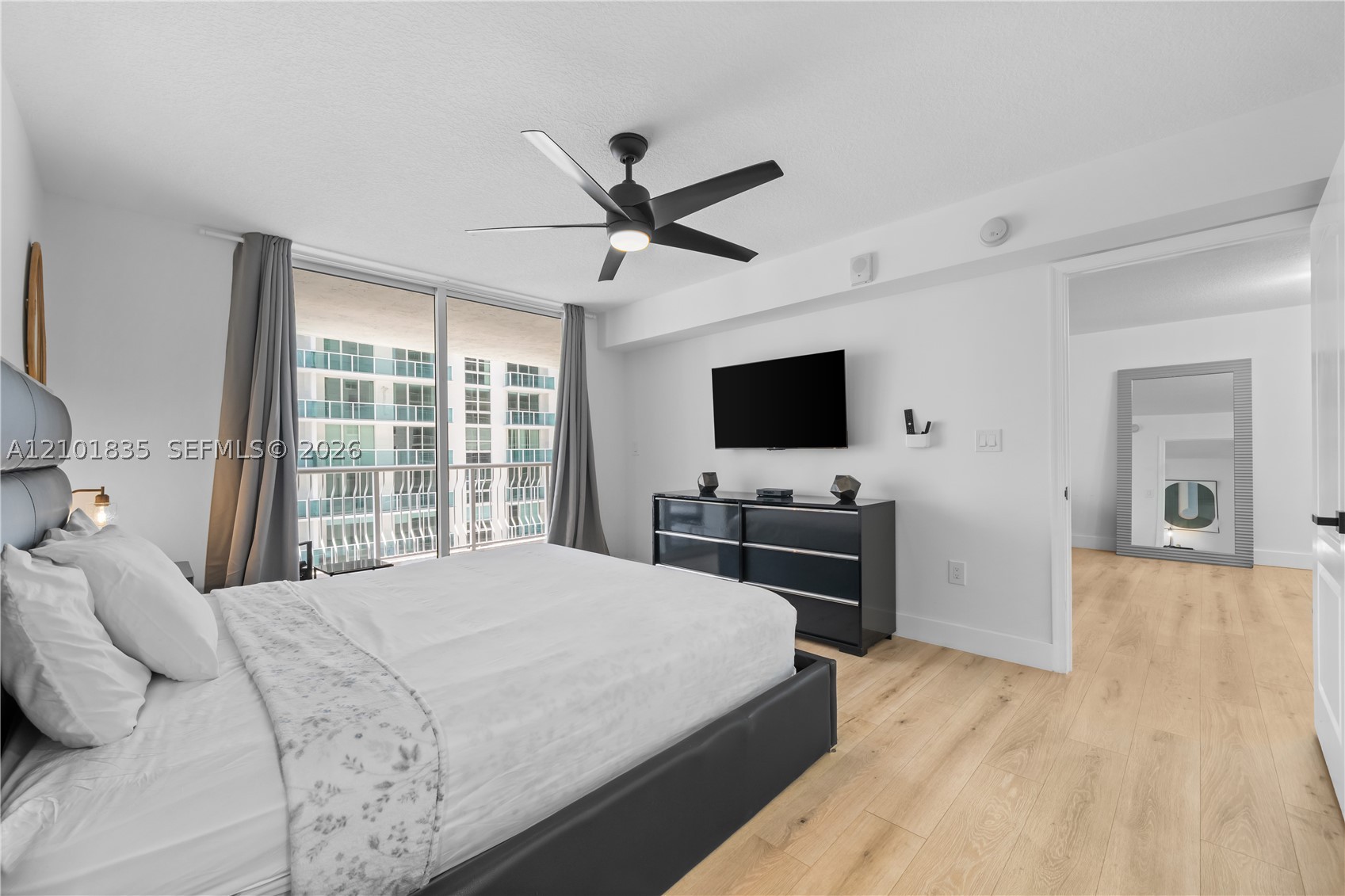 1200 Brickell Bay Dr #1907, Miami FL 33131