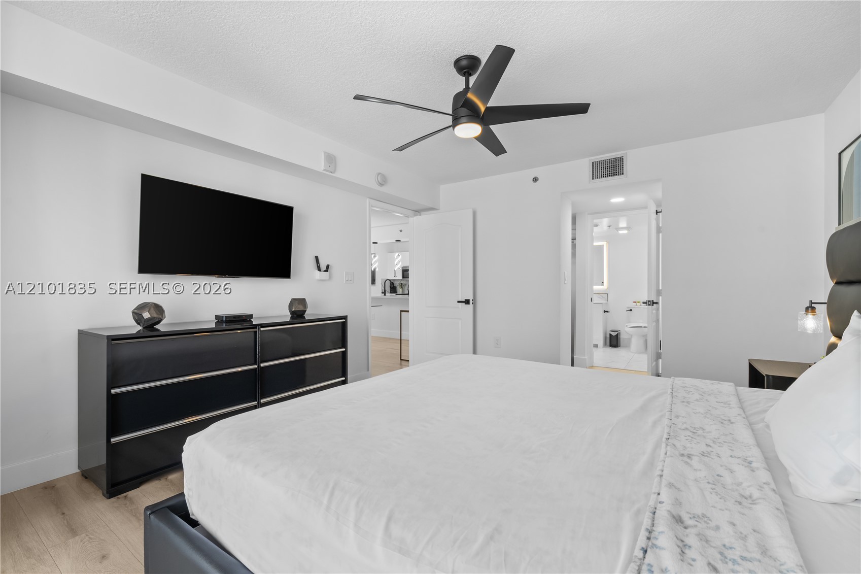 1200 Brickell Bay Dr #1907, Miami FL 33131