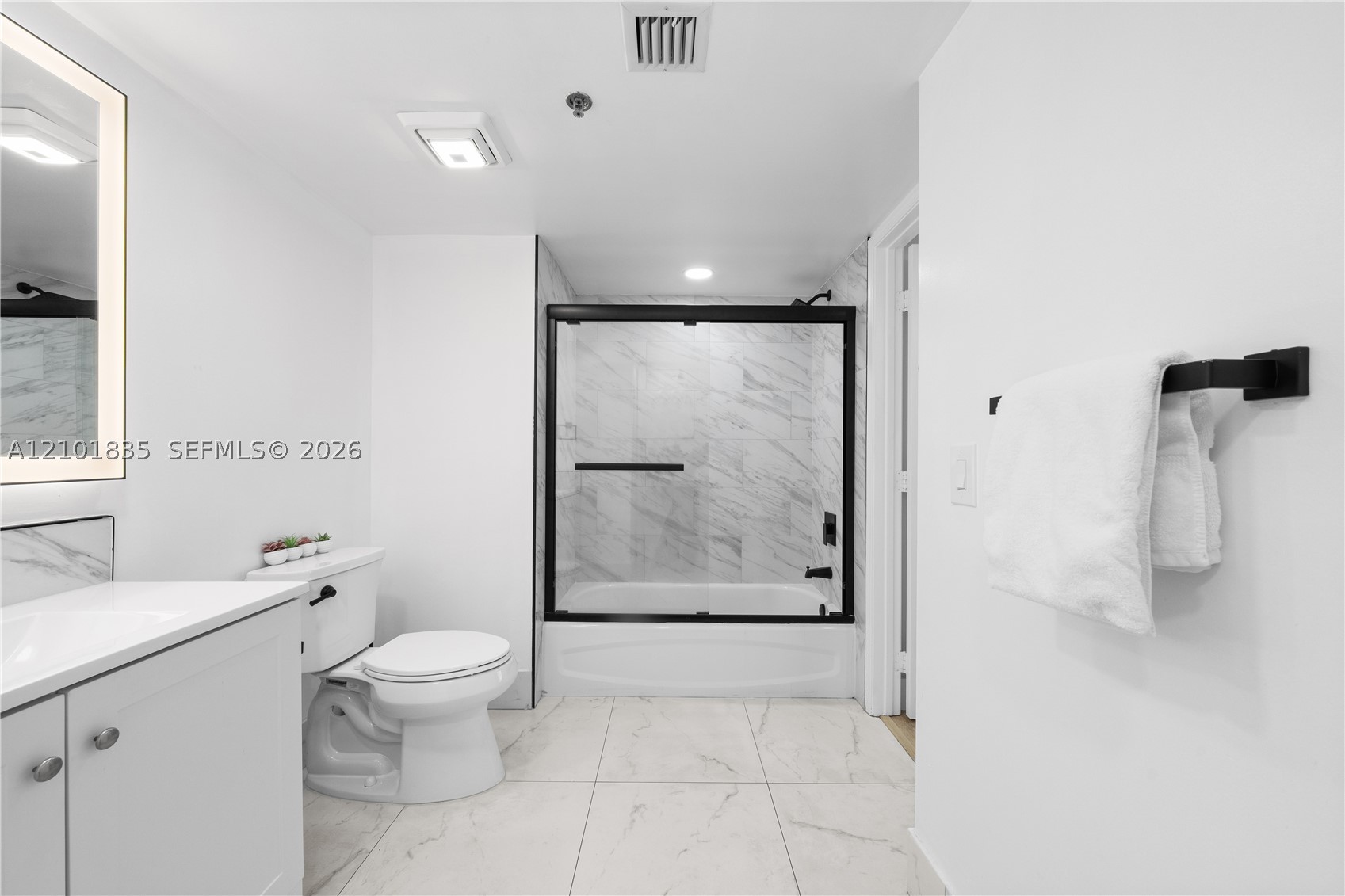1200 Brickell Bay Dr #1907, Miami FL 33131