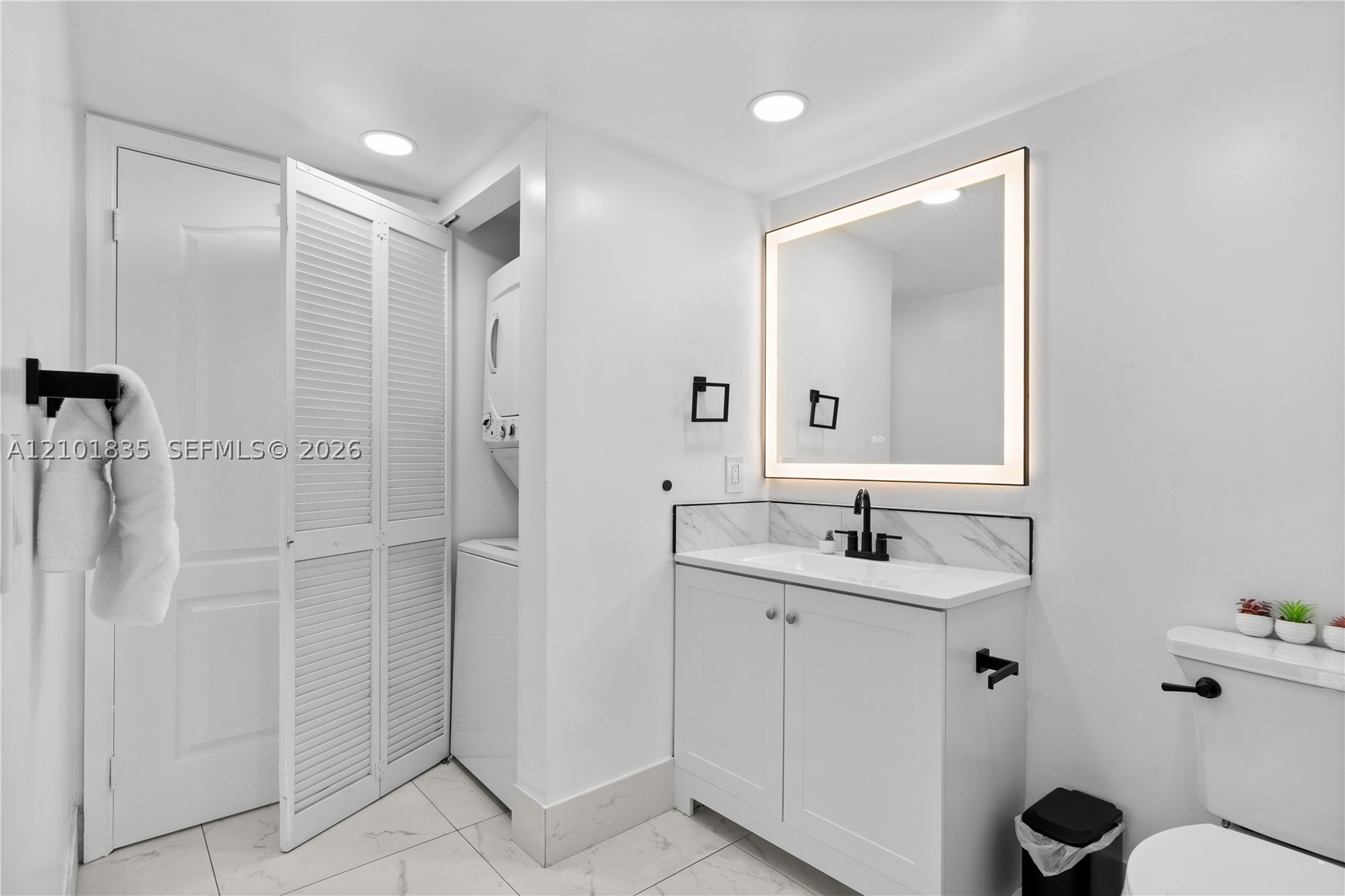 1200 Brickell Bay Dr #1907, Miami FL 33131