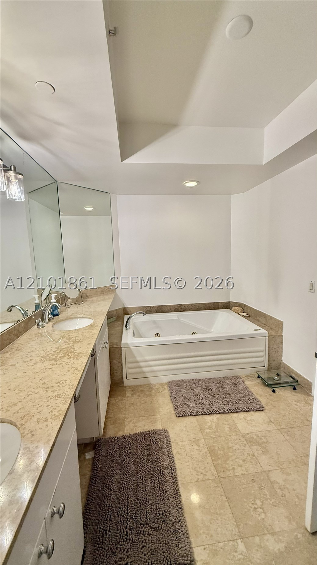 4779 Collins Ave #1908, Miami Beach FL 33140