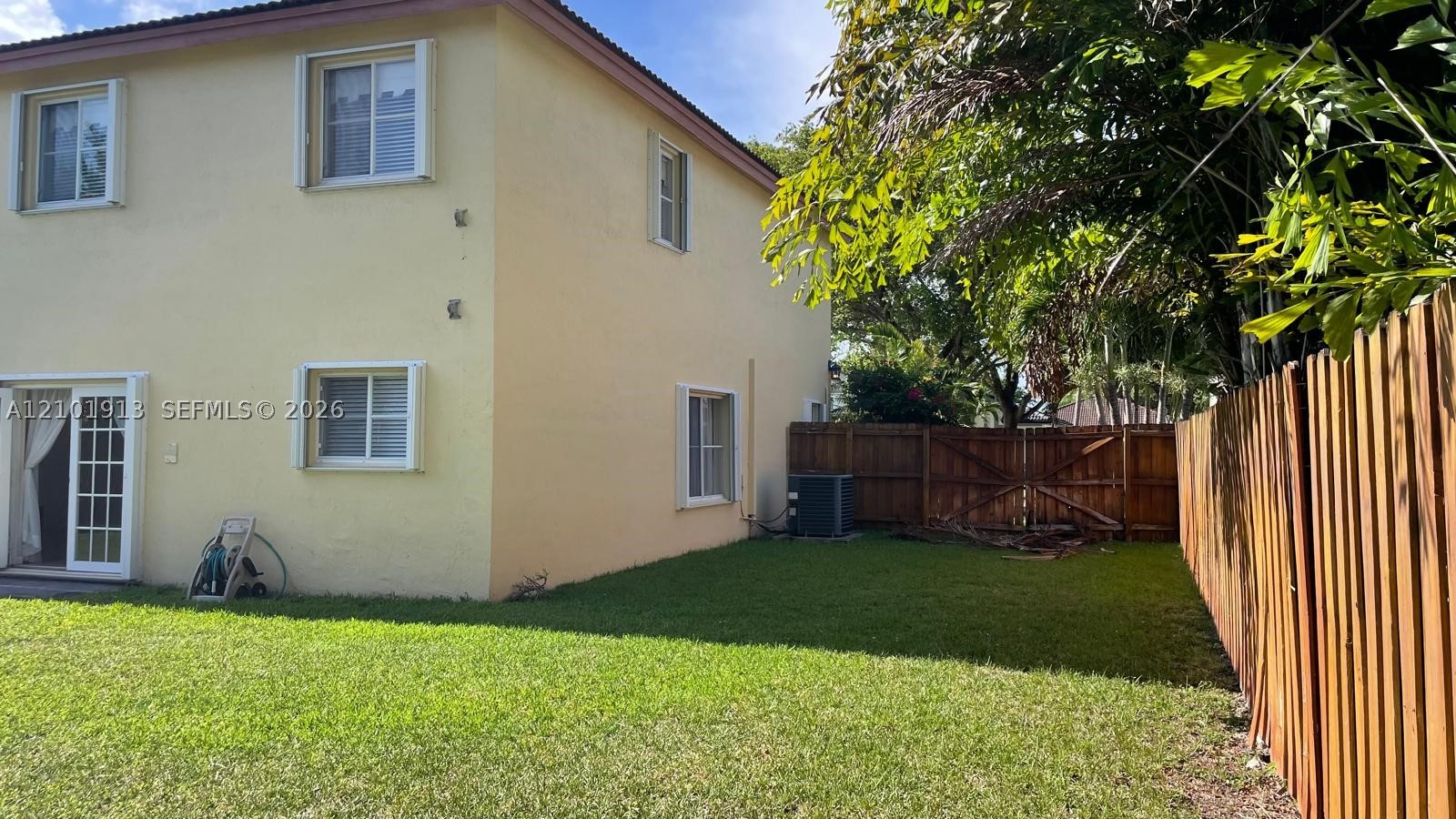 9044 SW 212th Ln, Cutler Bay FL 33189