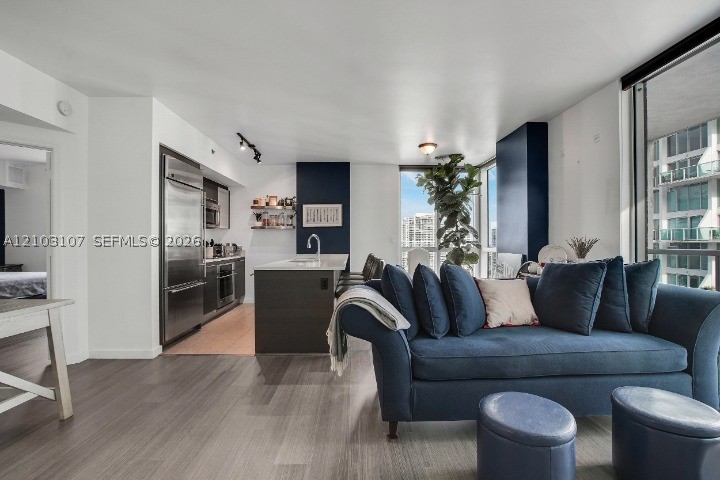 55 SE 6th St #3701, Miami FL 33131