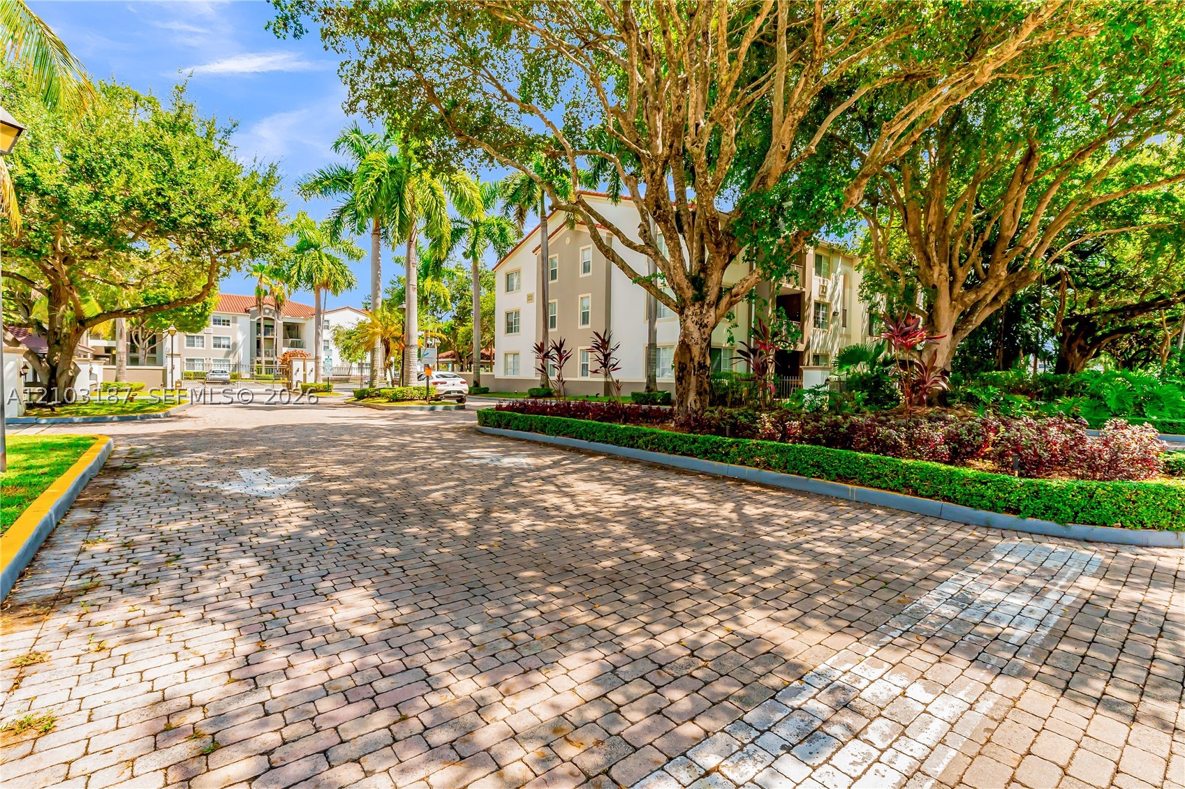 6841 SW 44th St #111, Miami FL 33155