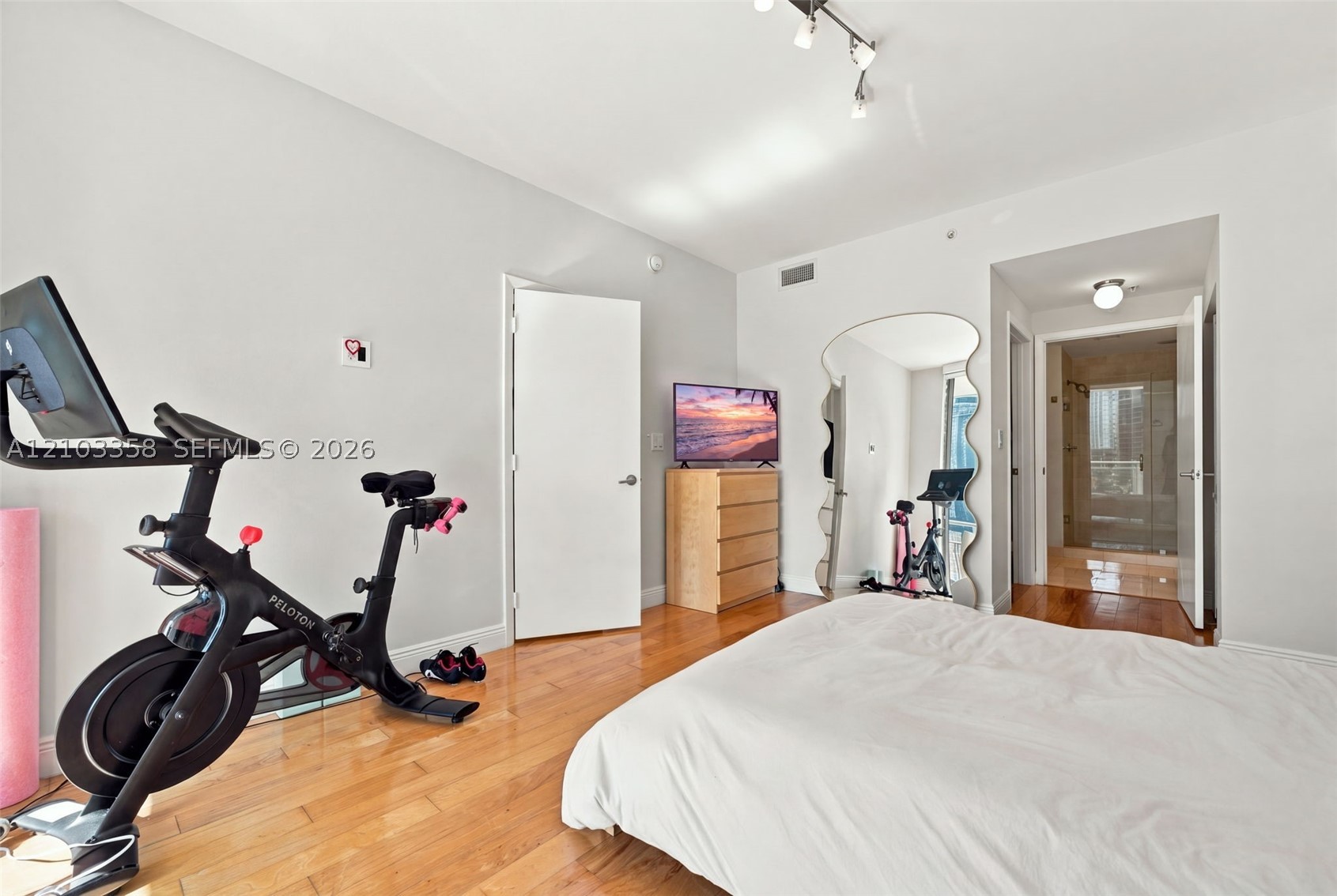 90 SW 3rd St #2014, Miami FL 33130