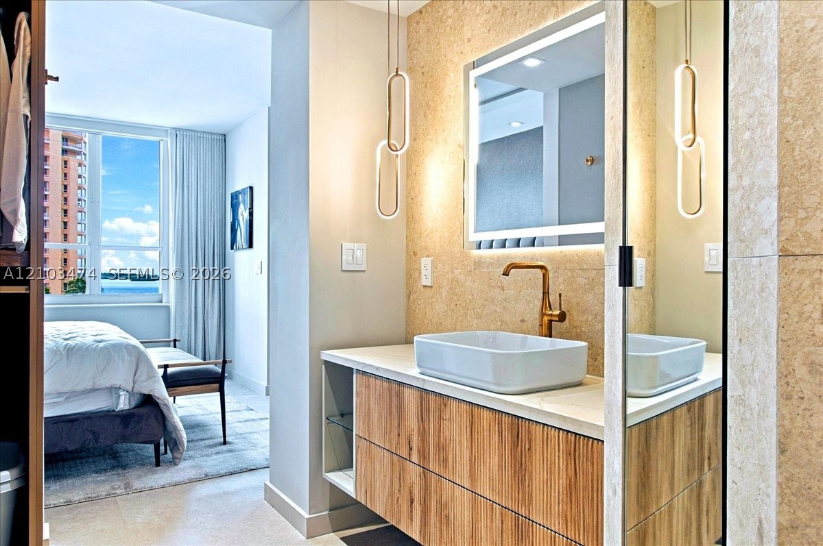 888 Brickell Key Dr #1005, Miami FL 33131