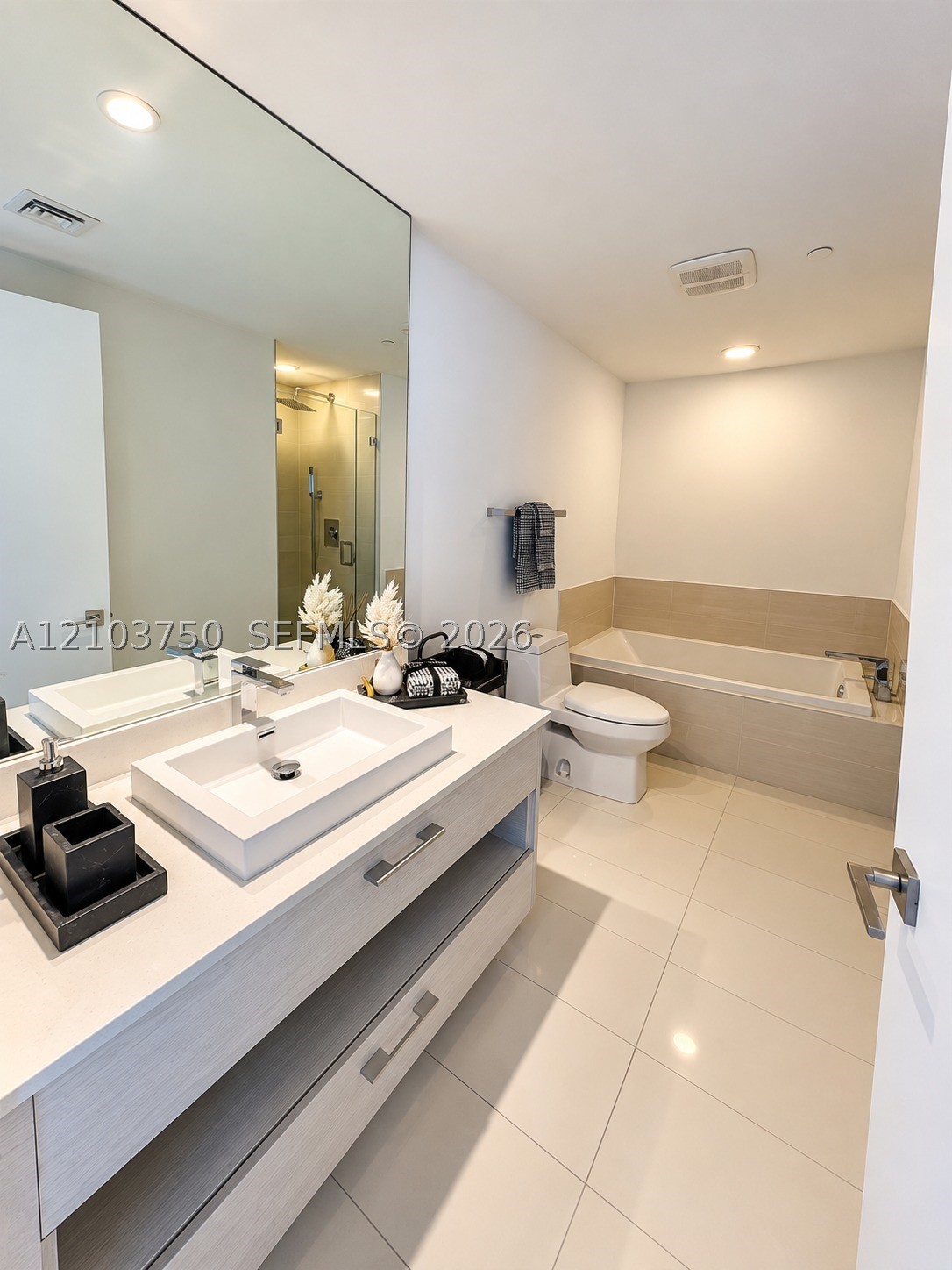 55 SW 9th St #3308, Miami FL 33130