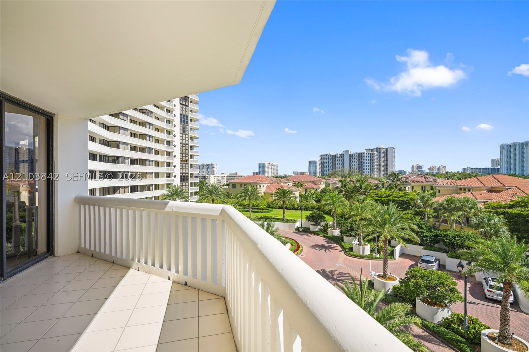 1000 W Island Blvd #504, Aventura FL 33160