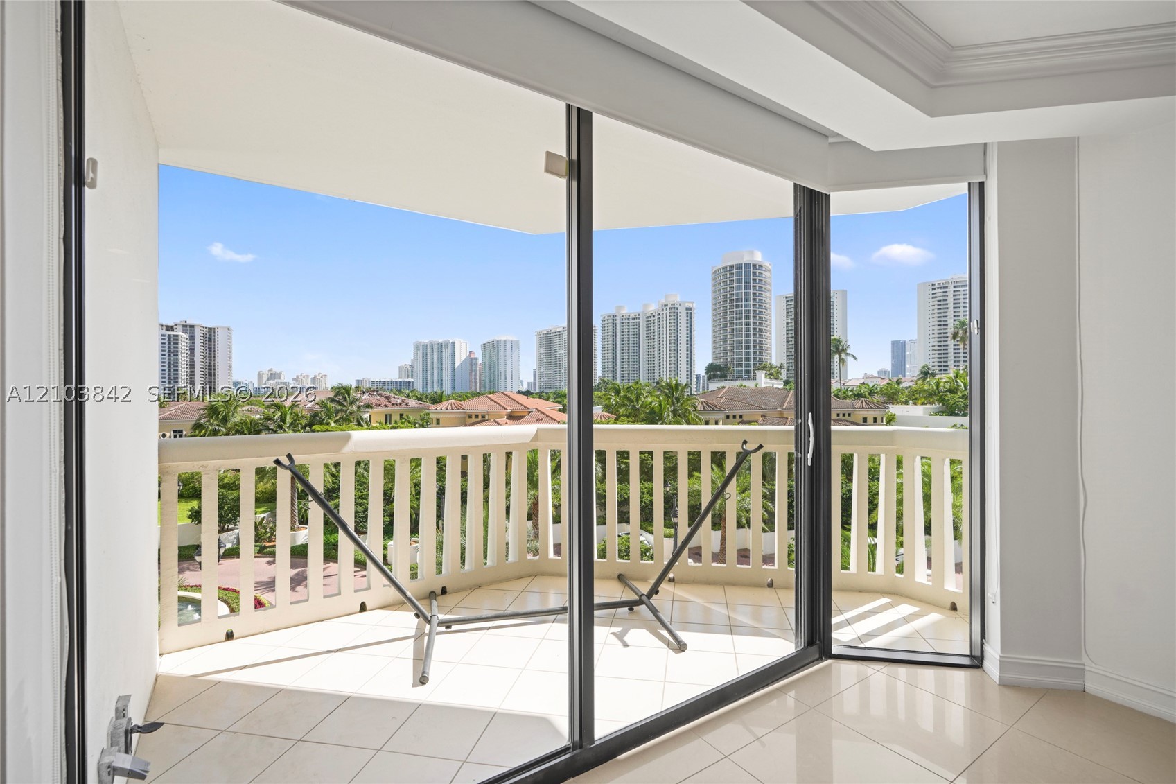 1000 W Island Blvd #504, Aventura FL 33160
