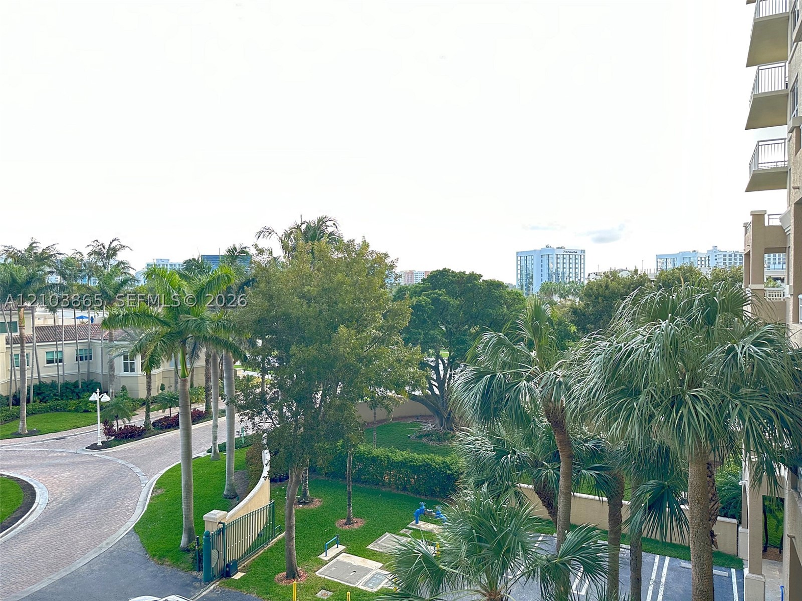 19501 W Country Club Dr #406, Aventura FL 33180