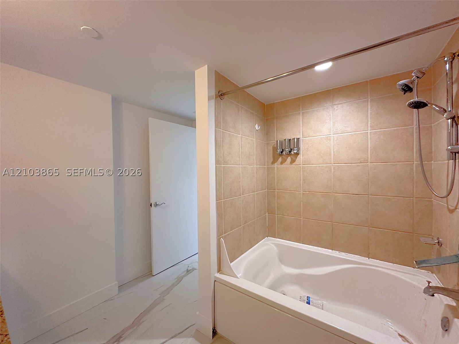 19501 W Country Club Dr #406, Aventura FL 33180