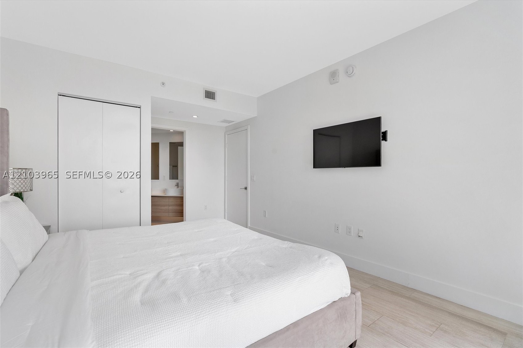 121 NE 34th St #2904, Miami FL 33137