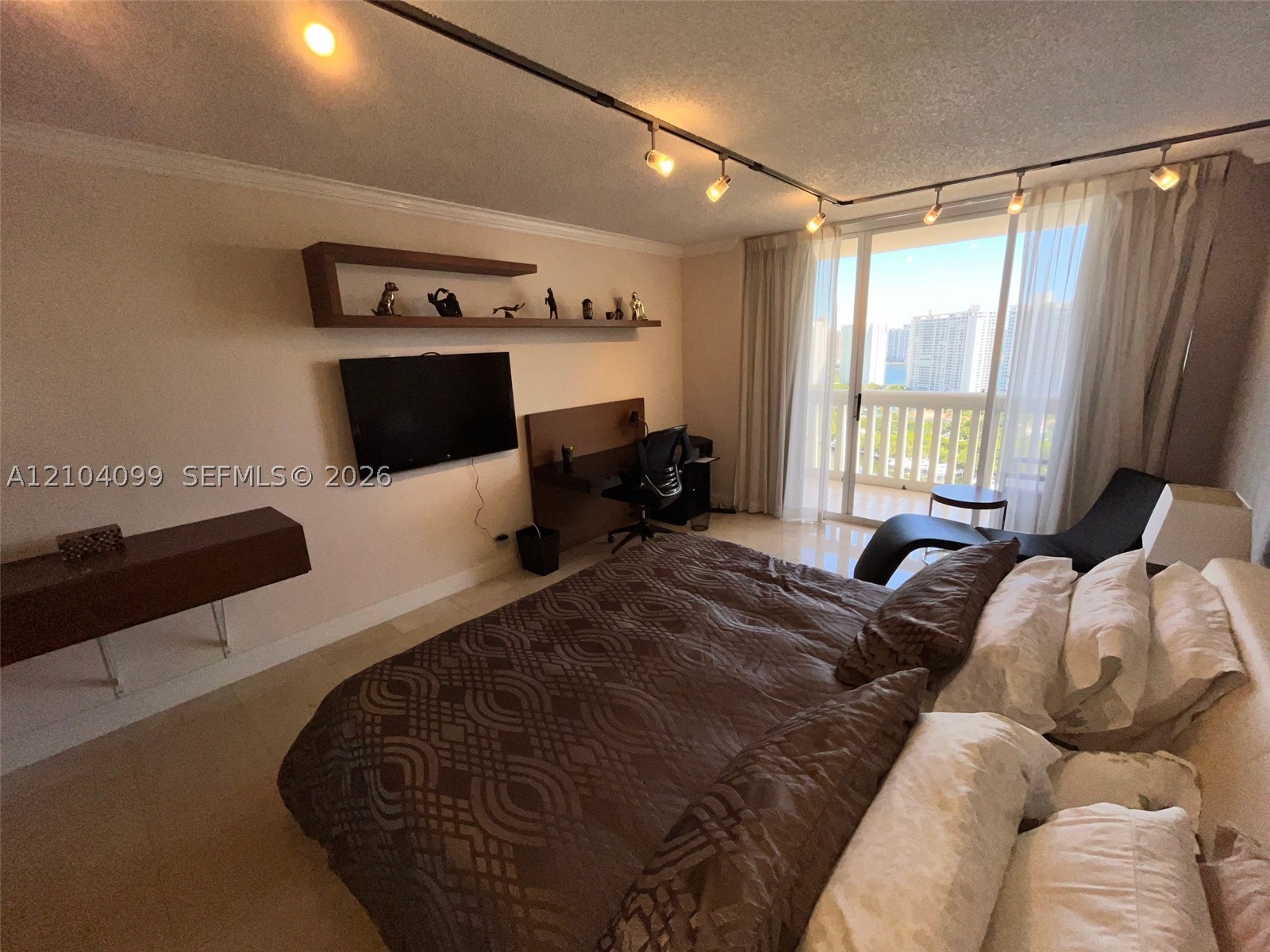 1000 W Island Blvd #2707, Aventura FL 33160