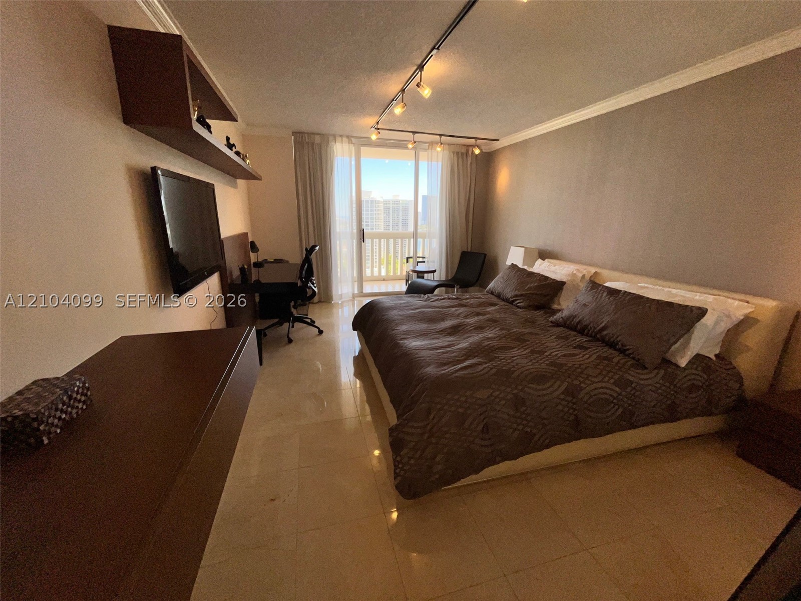 1000 W Island Blvd #2707, Aventura FL 33160