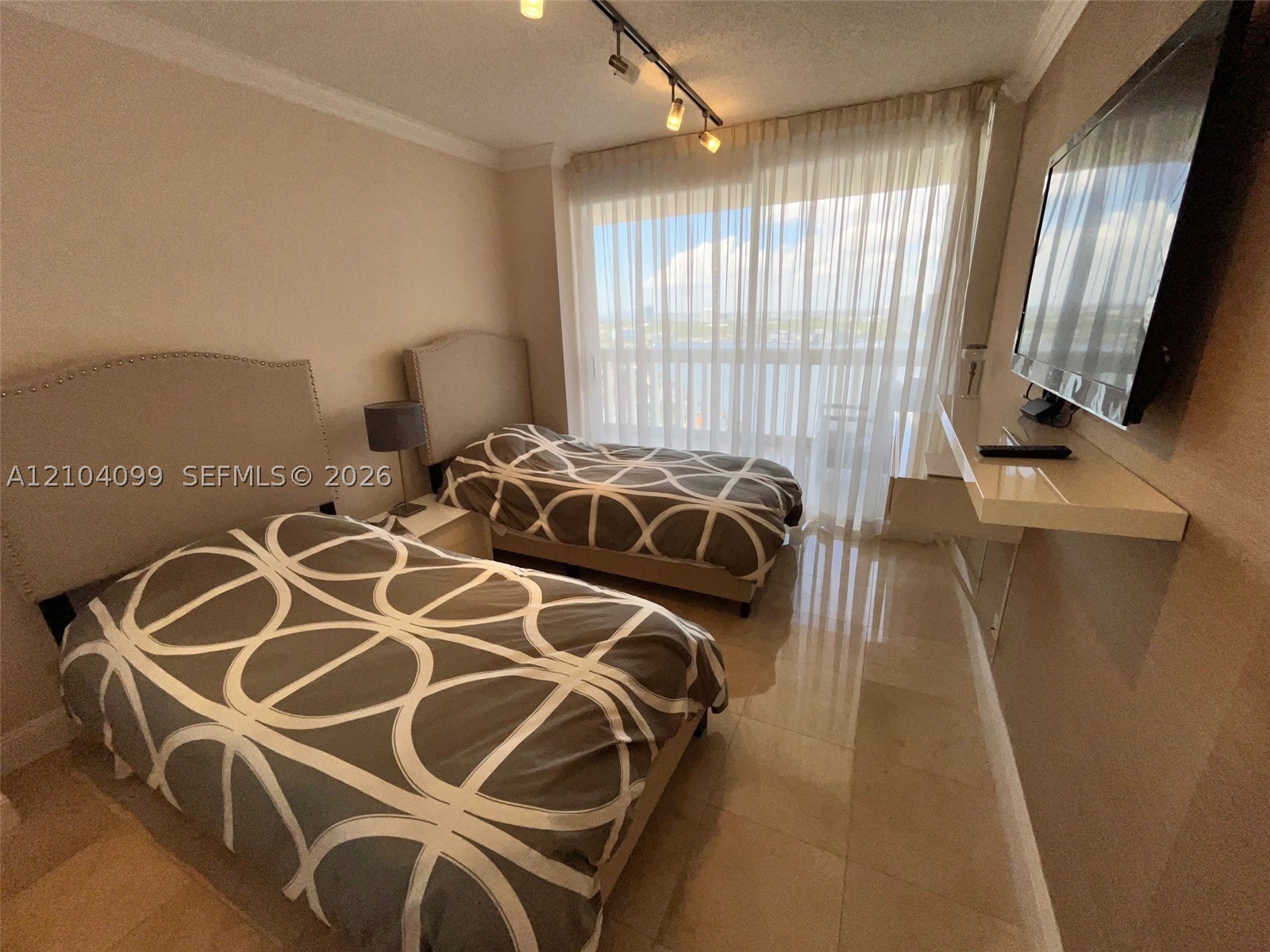 1000 W Island Blvd #2707, Aventura FL 33160