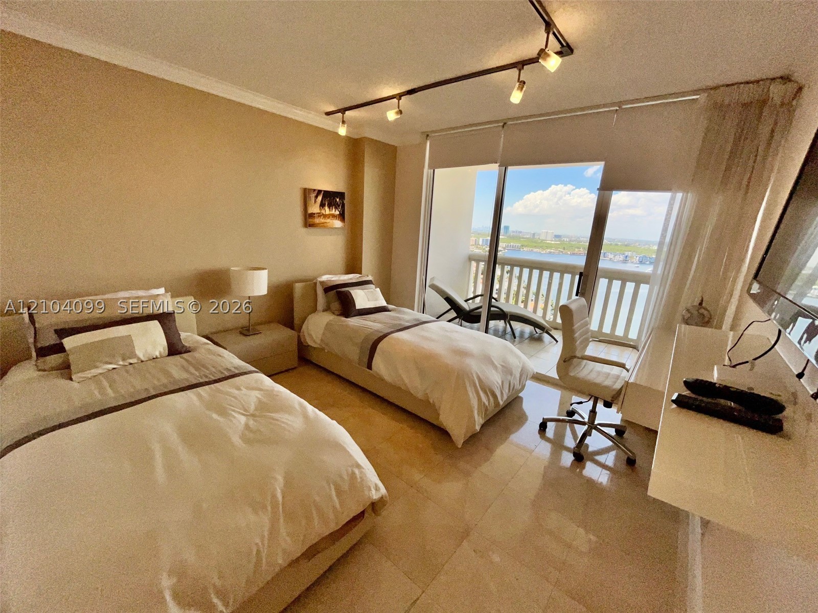 1000 W Island Blvd #2707, Aventura FL 33160